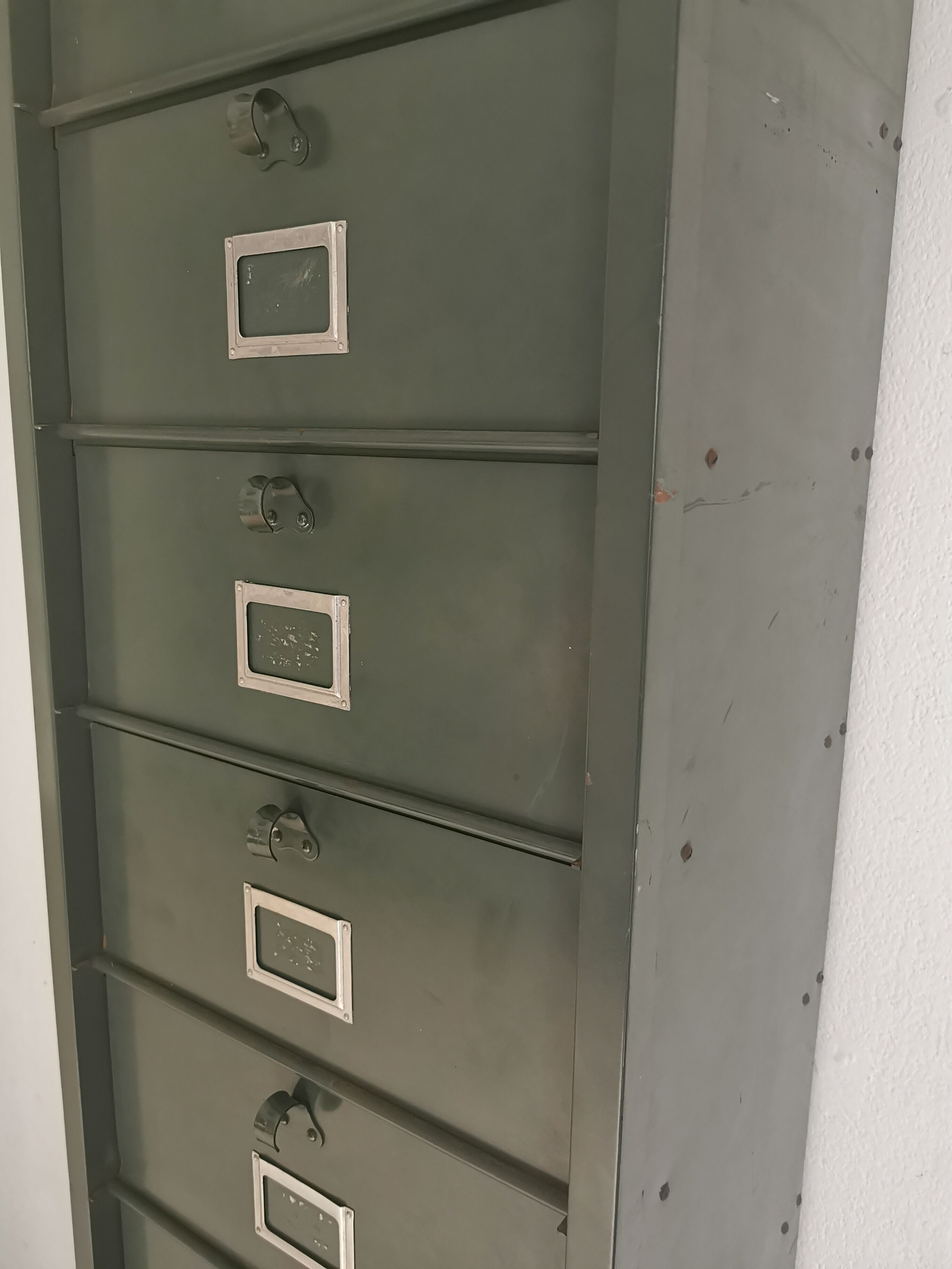 Metal cabinet with strafor valves