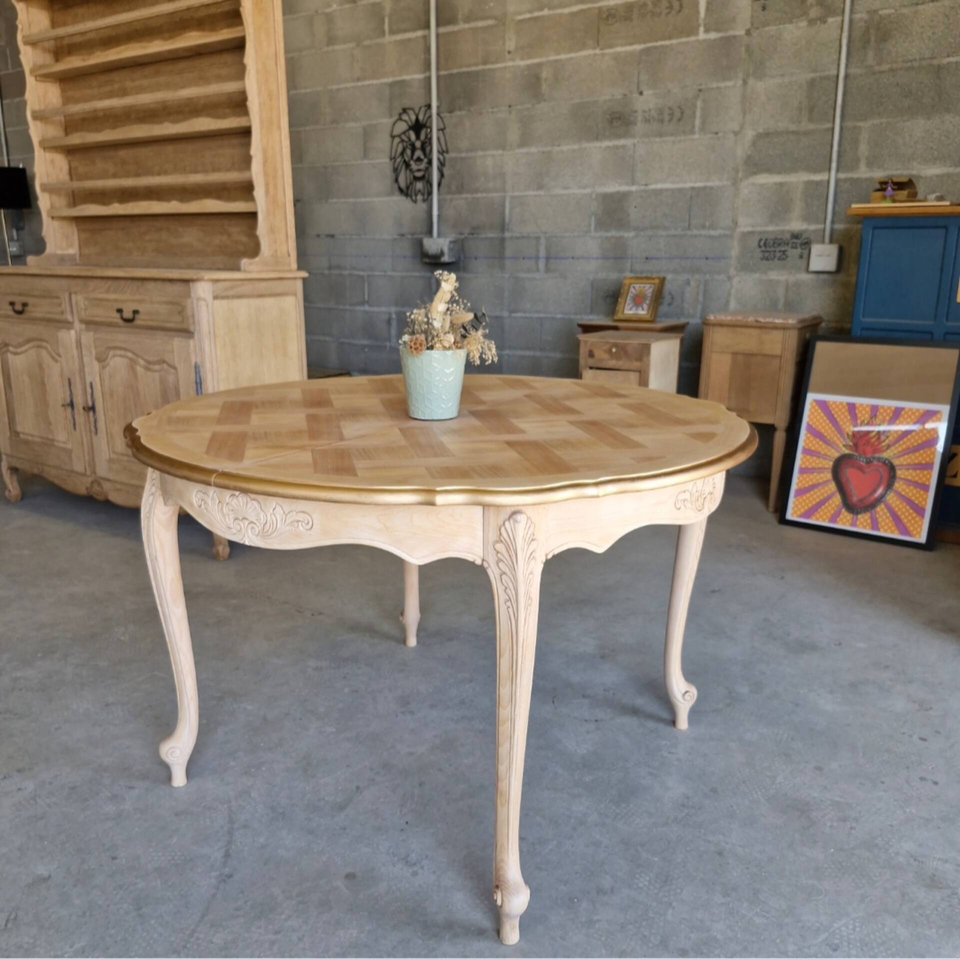 Round table made of cherry wood, sanded and varnished.