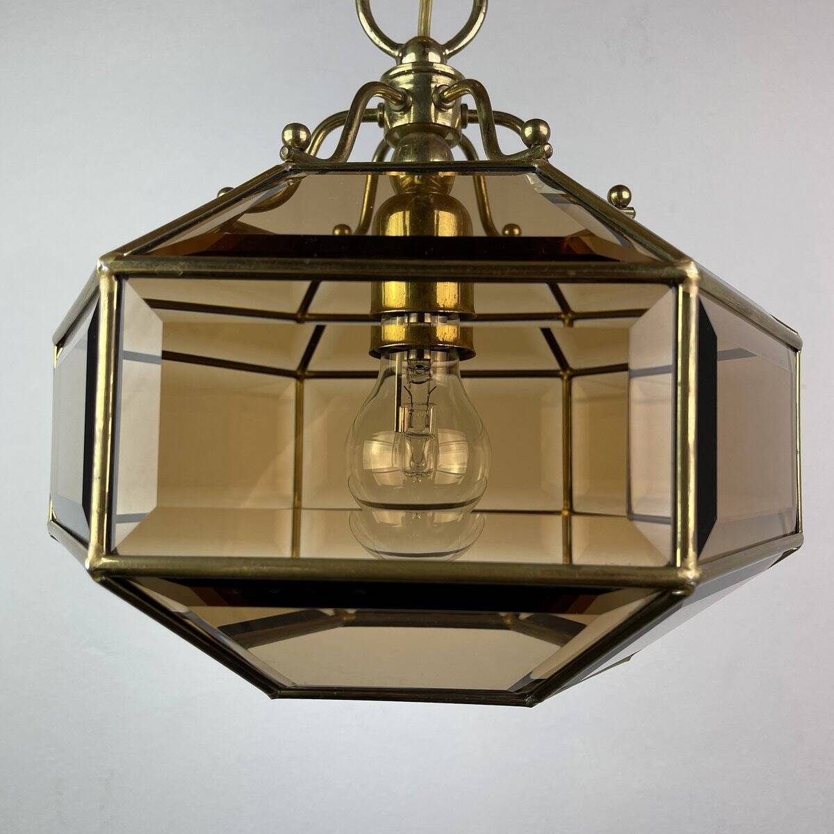 Vintage hexagonal diamond-cut crystal chandelier in gilded brass, Italy, 1960s.