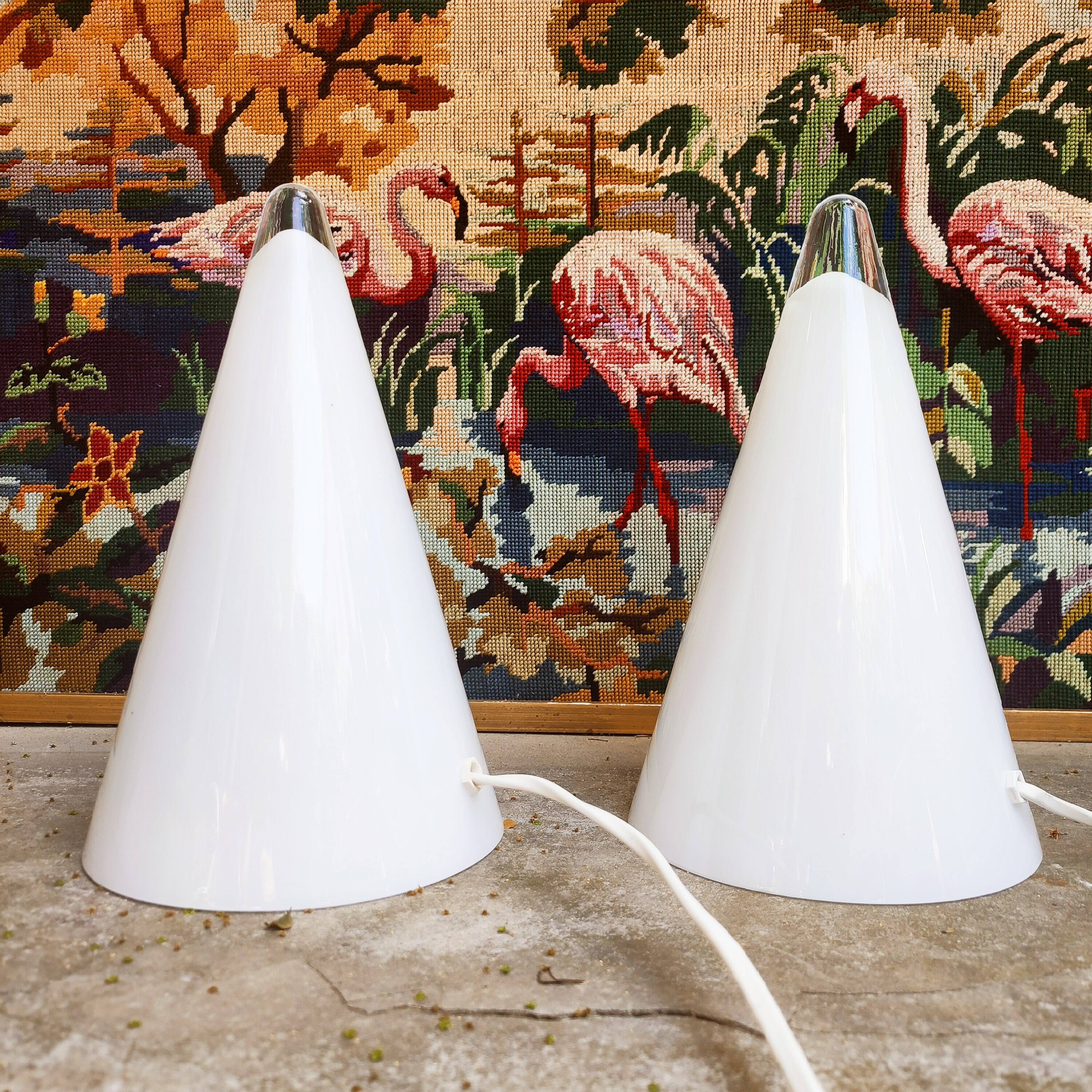 Paire de lampes teepee en verre blanc