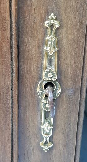 Showcase wooden hanging