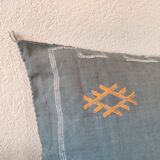 Coussin berbère gris en soie de cactus