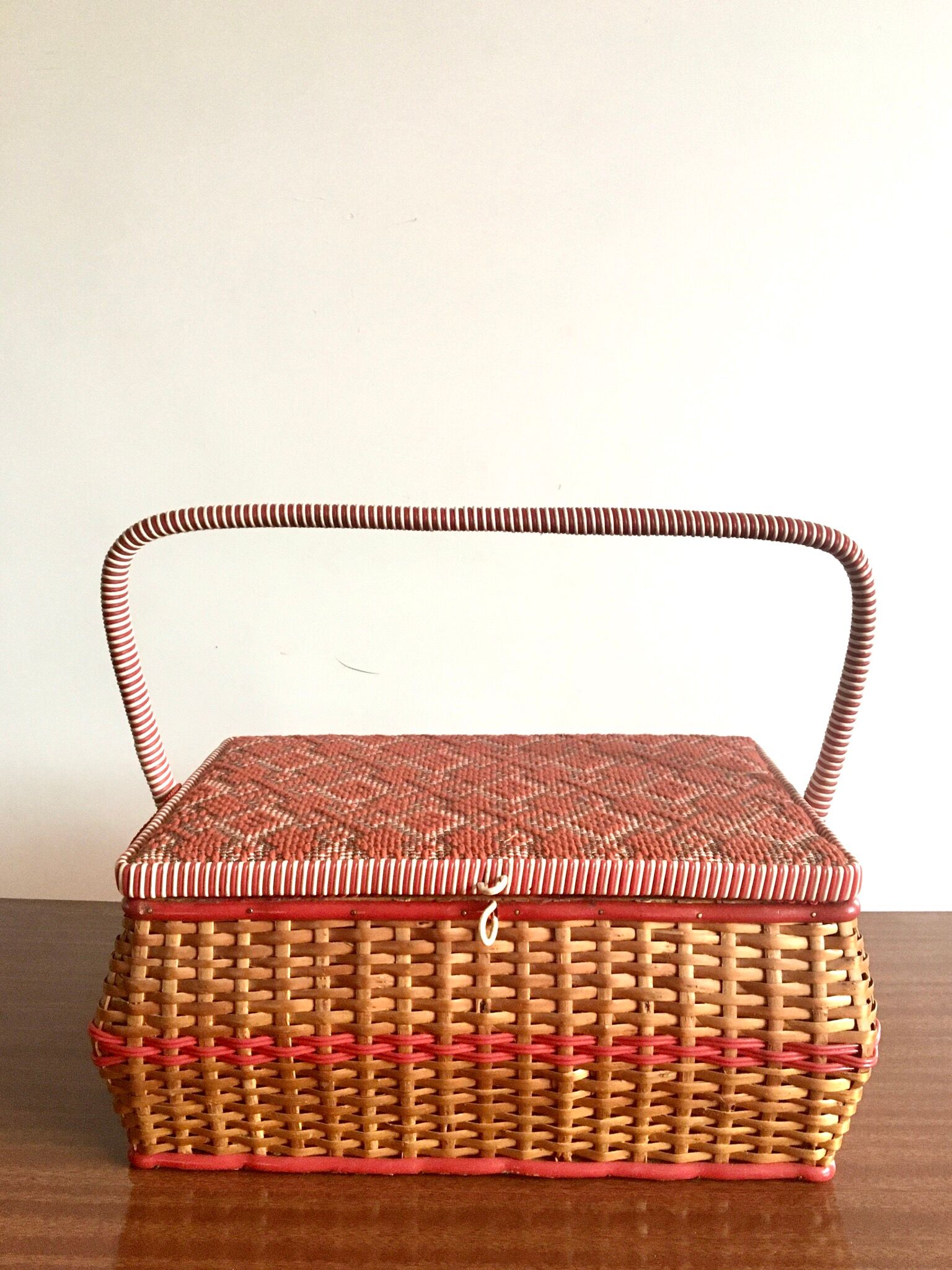 Rattan and scoubidou basket in the 1960s