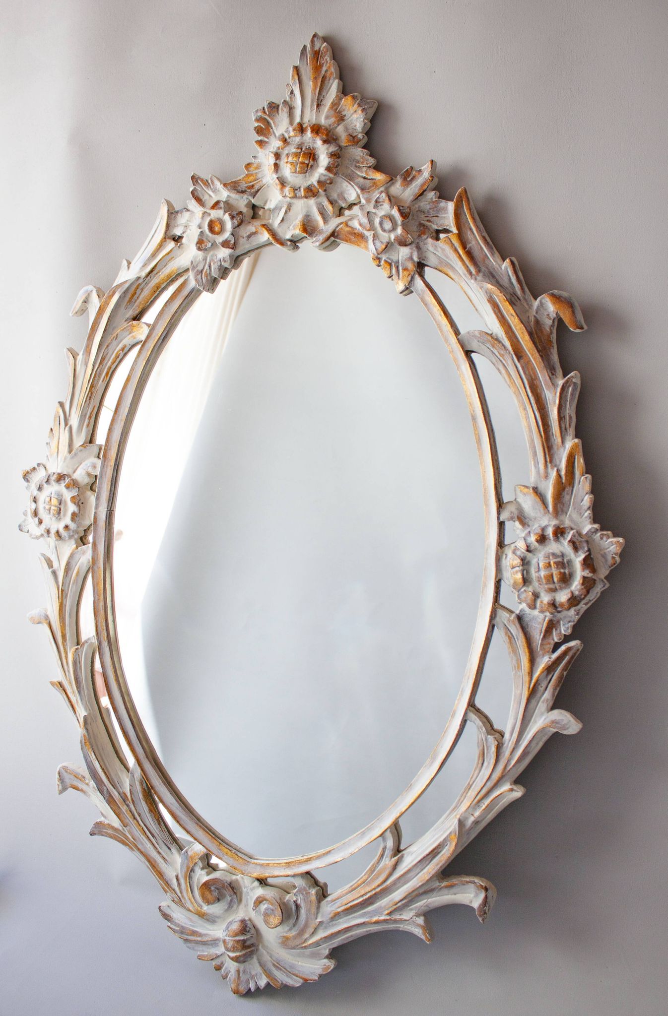 Antique oval mirror carved in wood.