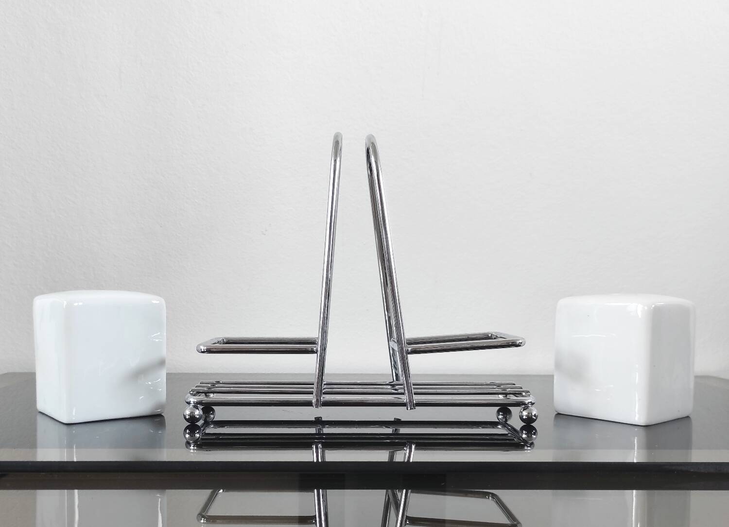 Vintage salt and pepper set – White ceramic and chrome metal