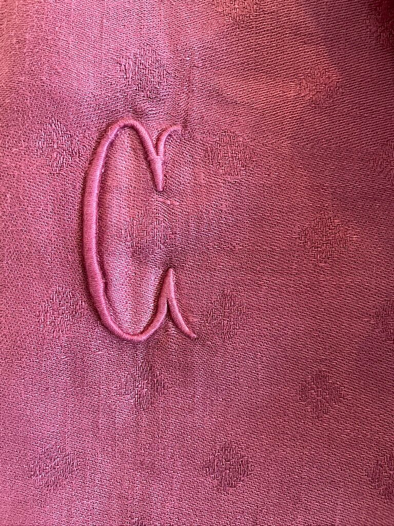 Damassed tablecloth & its 10 plum-tinted napkins "la C" - linen