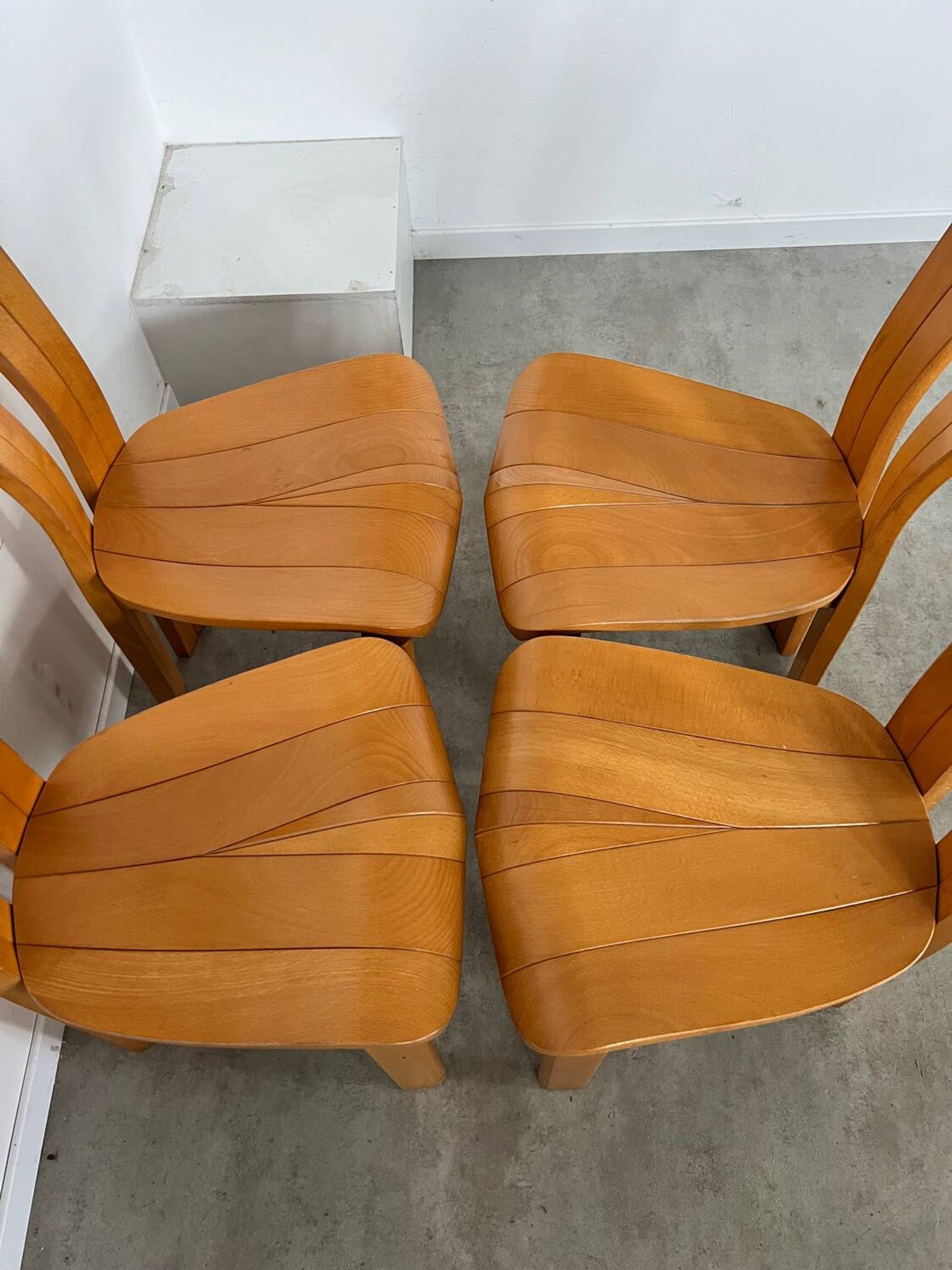 4 old French design solid elm chairs from the 70s vintage