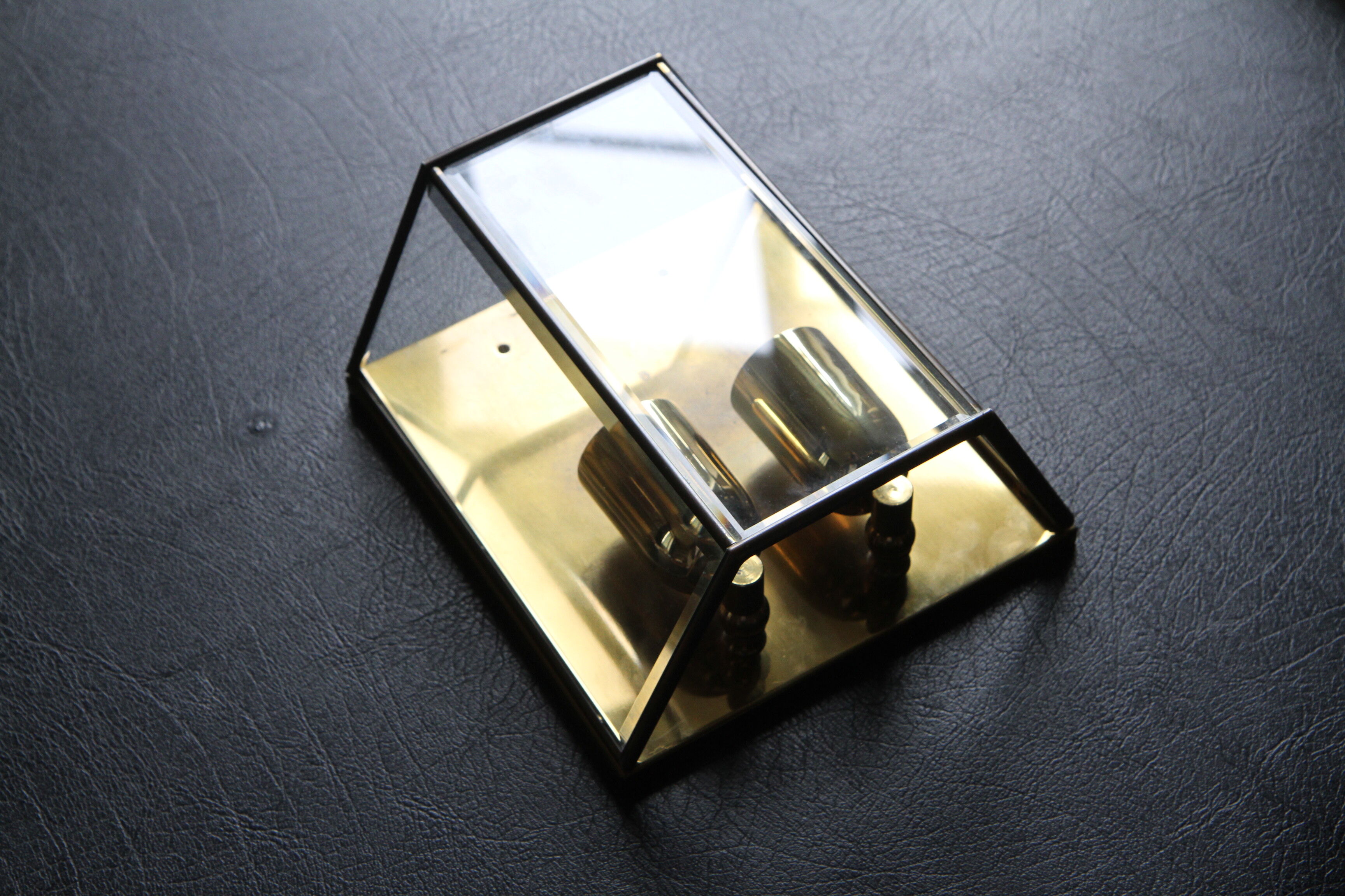Wall sconce in brass and glass