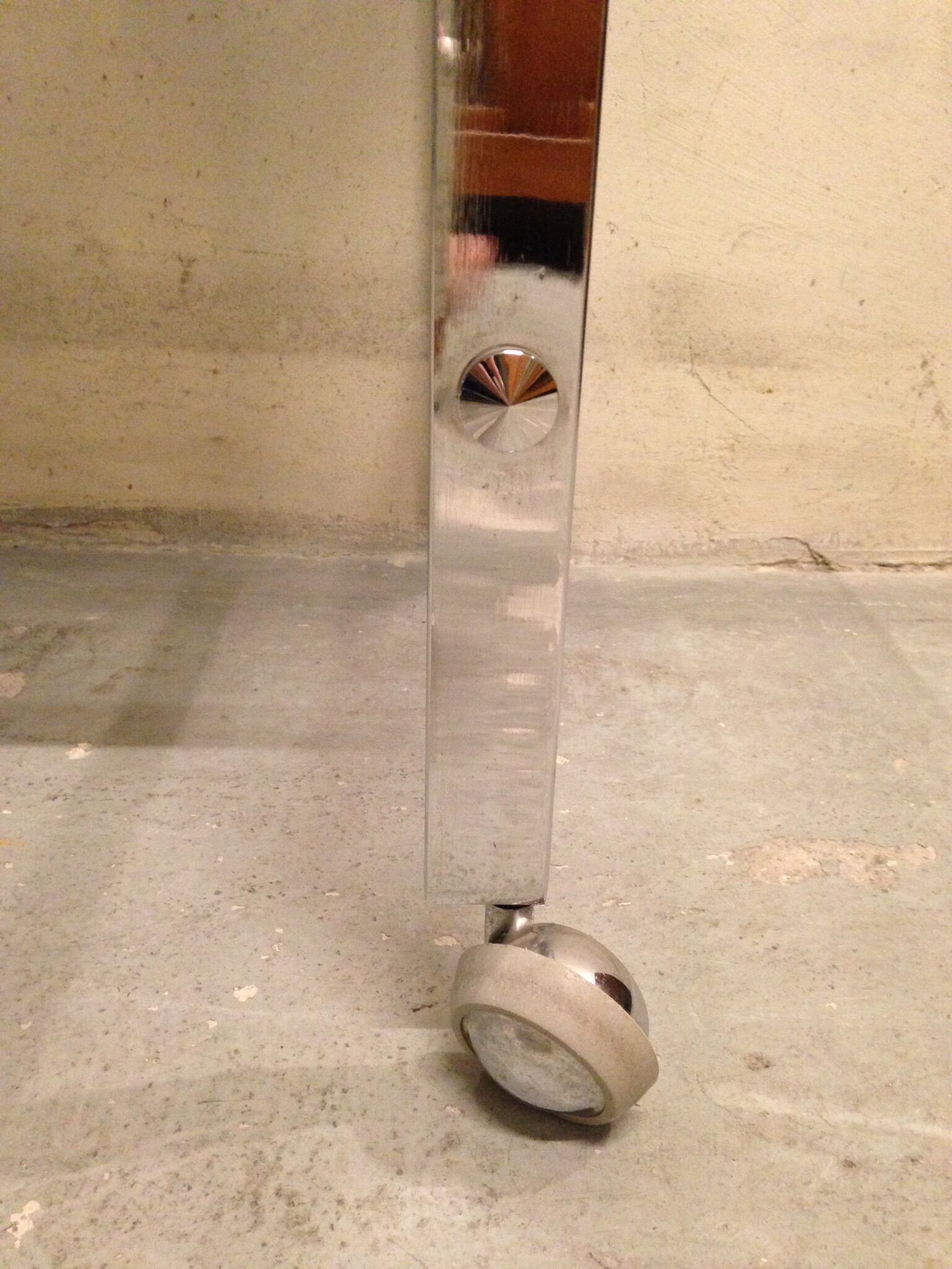 Table basse sur roulette 1970 chrome et verre fumé
