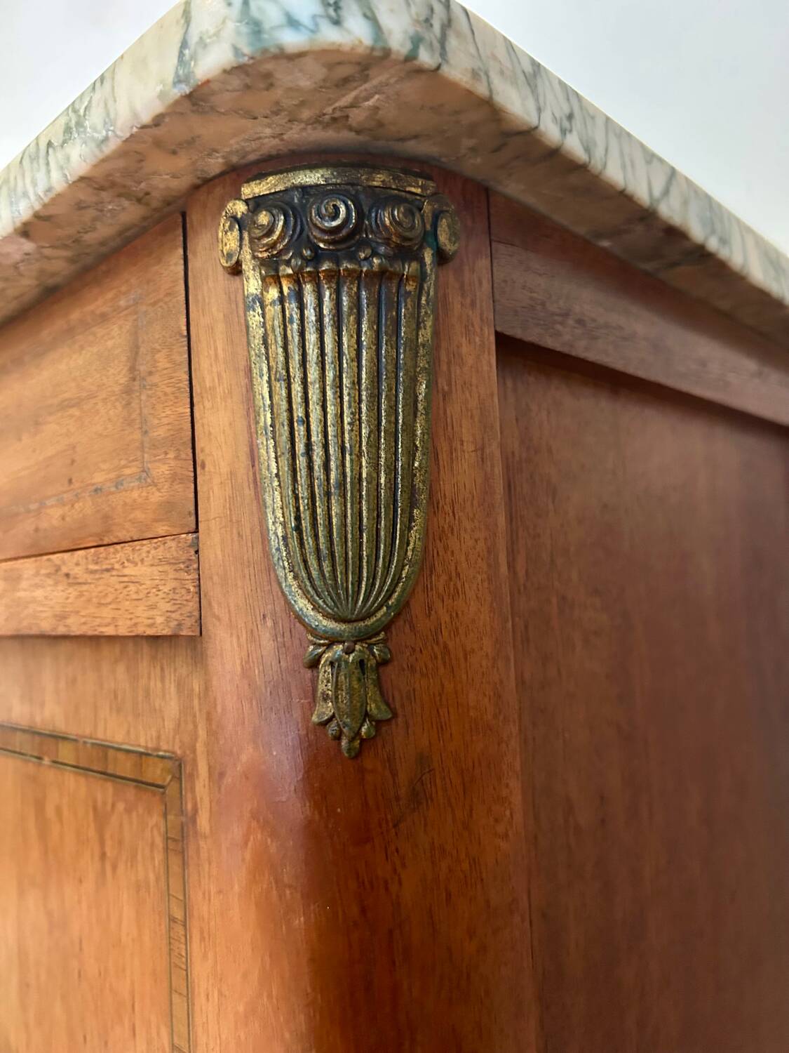 Antique bedside table in wood and marble – adorned with gilded brass ornaments –