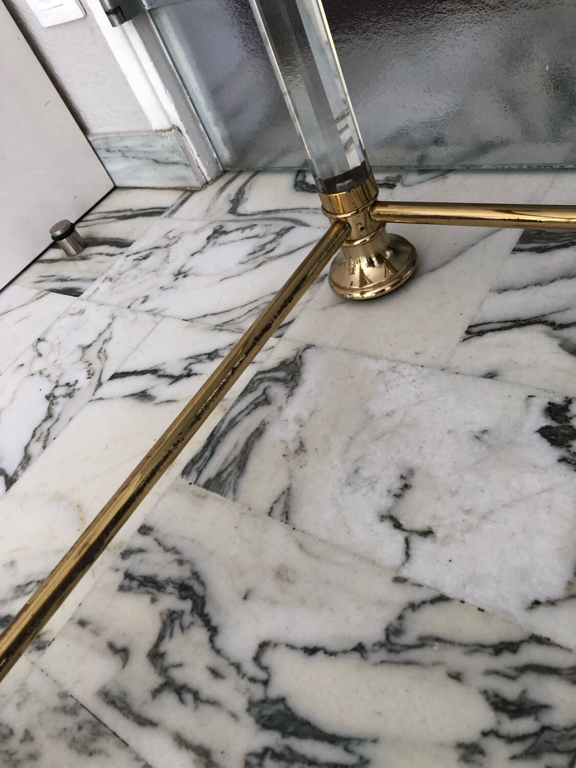 Vintage brass & lucite coffee table — Maison Romeo - Hollywood R