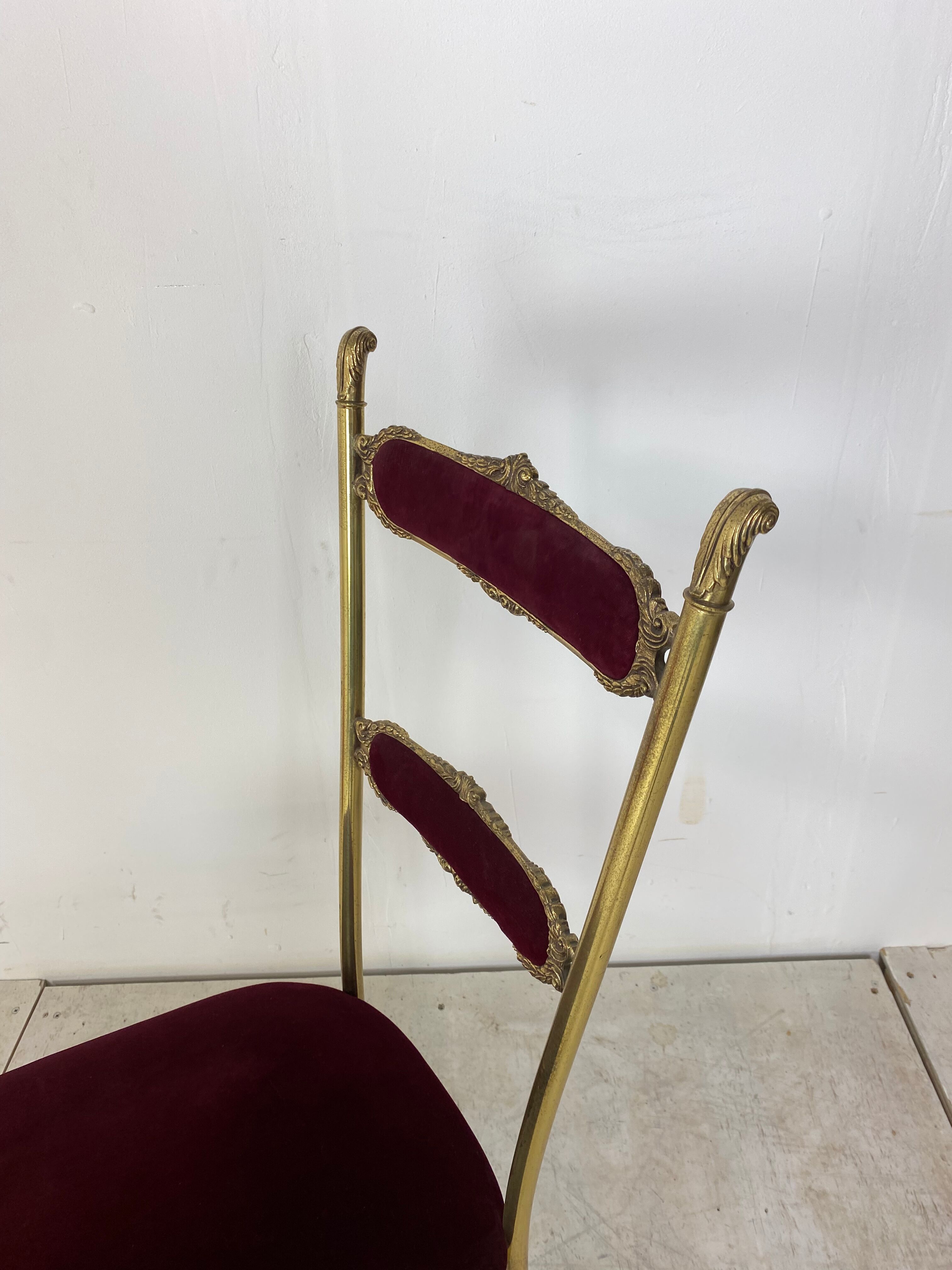 Chaise vintage hollywood regency brass and velvet années 1950