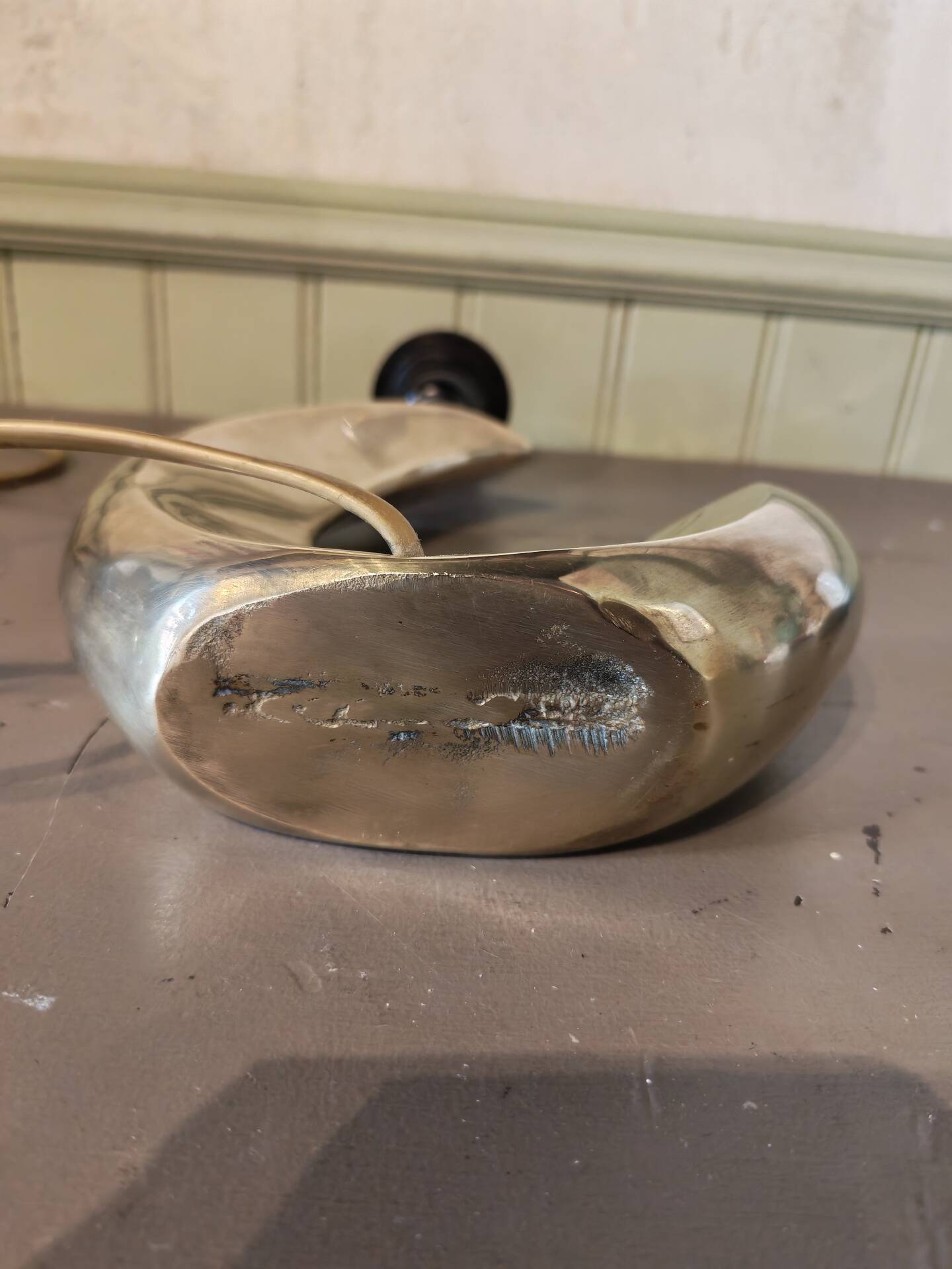 Pied de lampe desing vintage en laiton forme vague