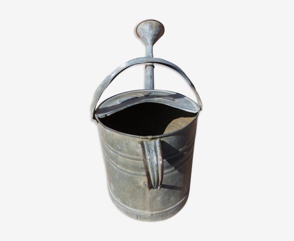 watering can with pommel