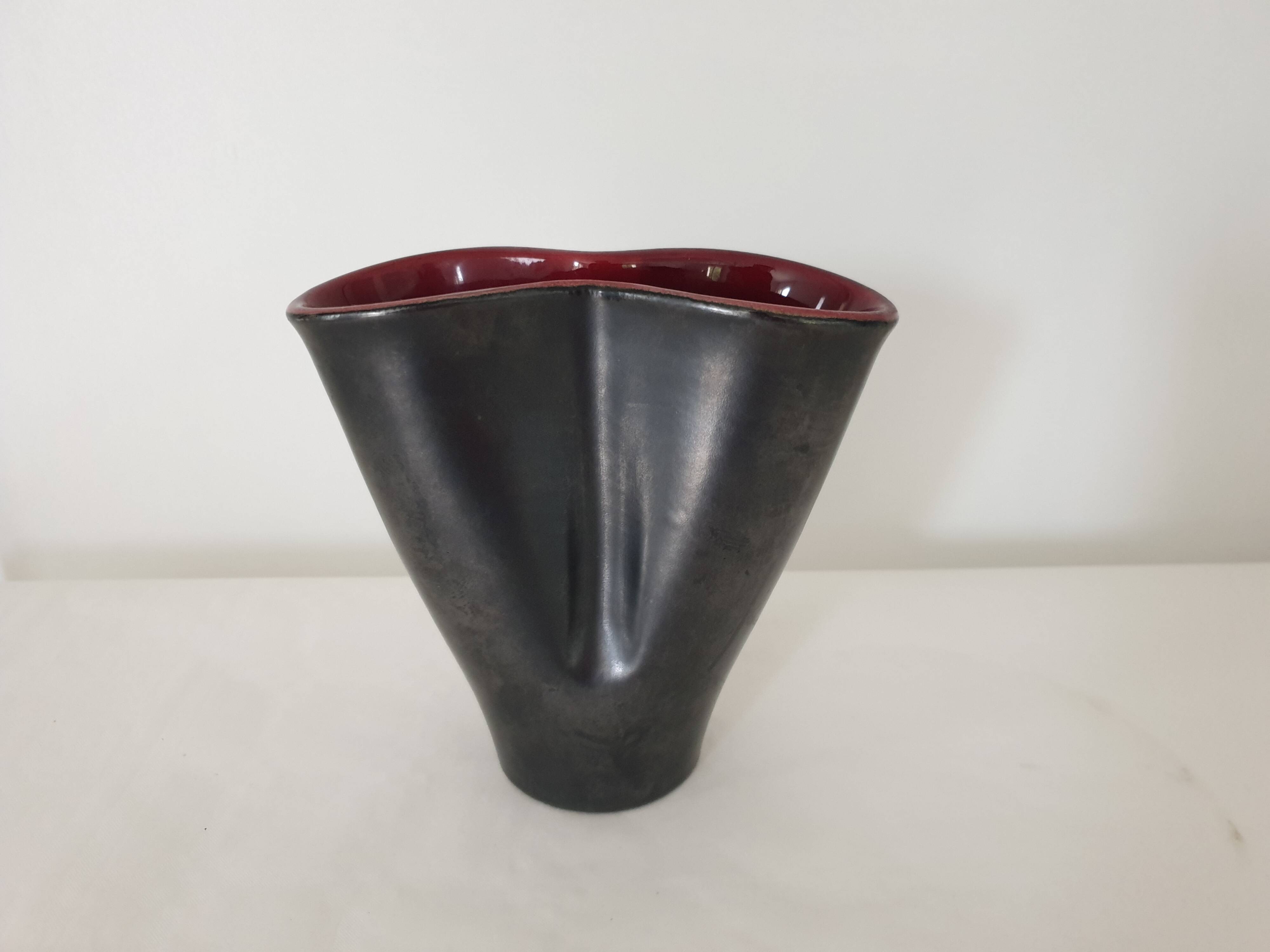 Free-form ceramic vase in Black / Bordeaux signed Elchinger from the 50s