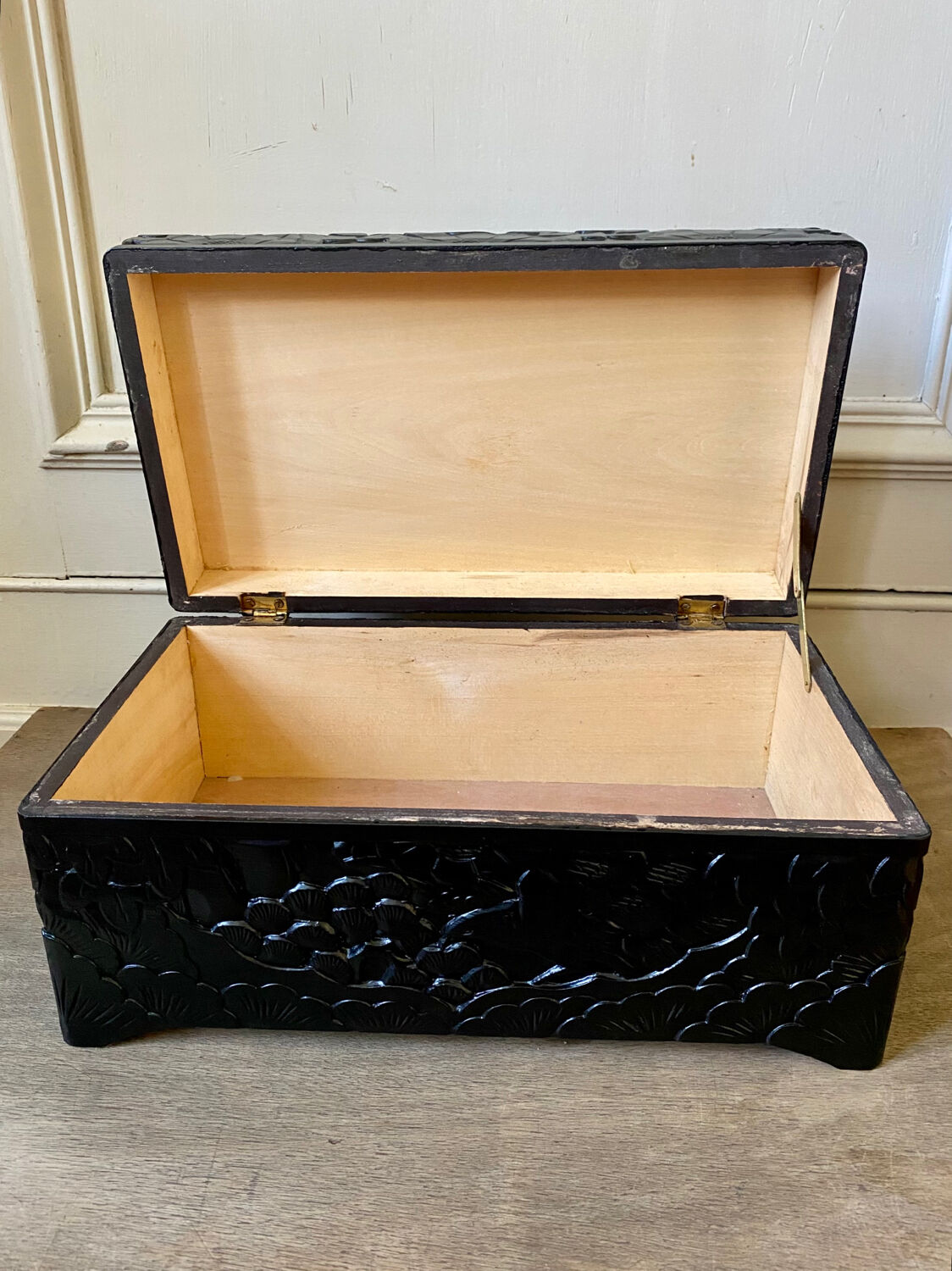 Caisse en bois sculptée