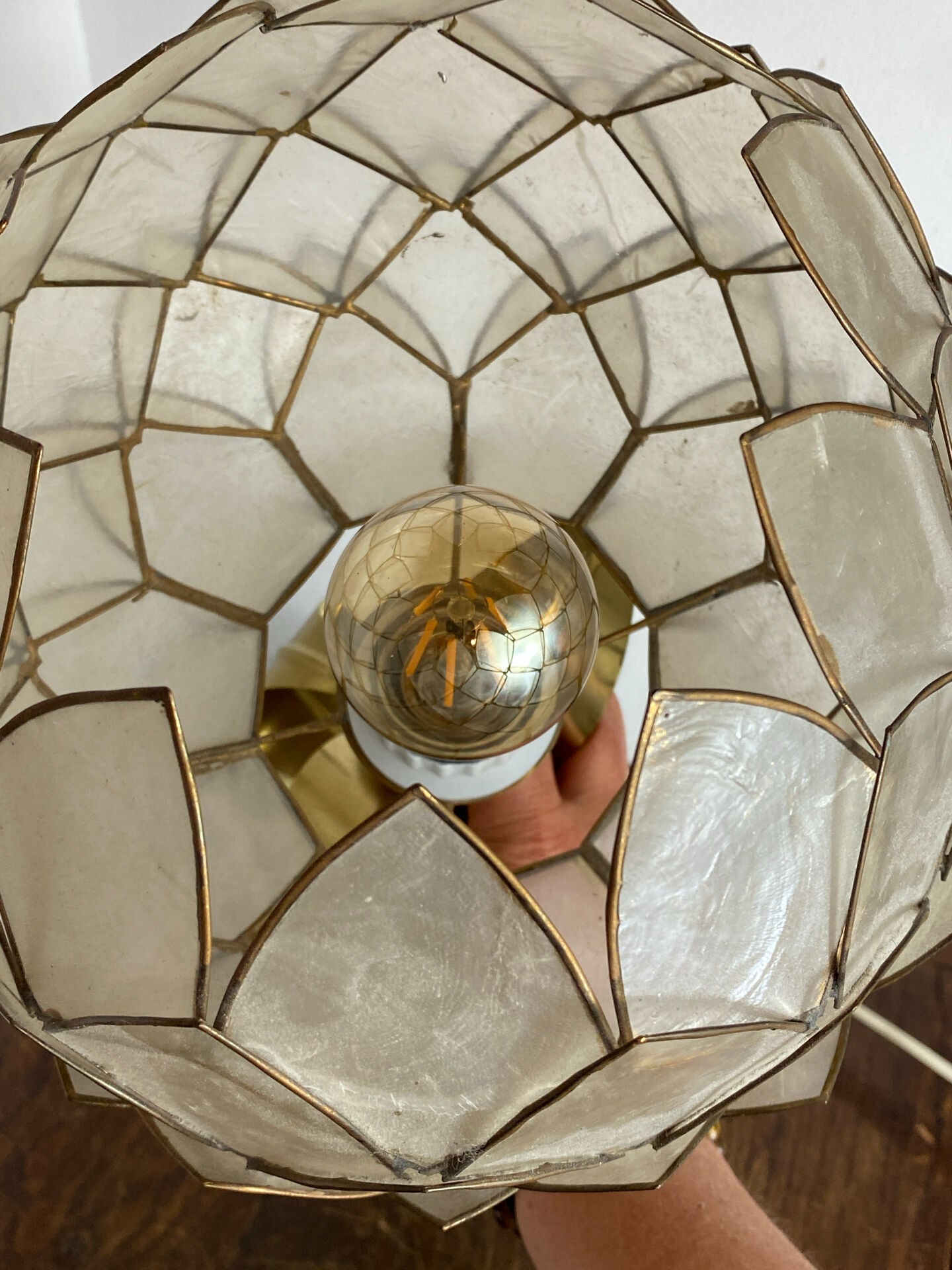 Lampe en laiton, métal et nacre