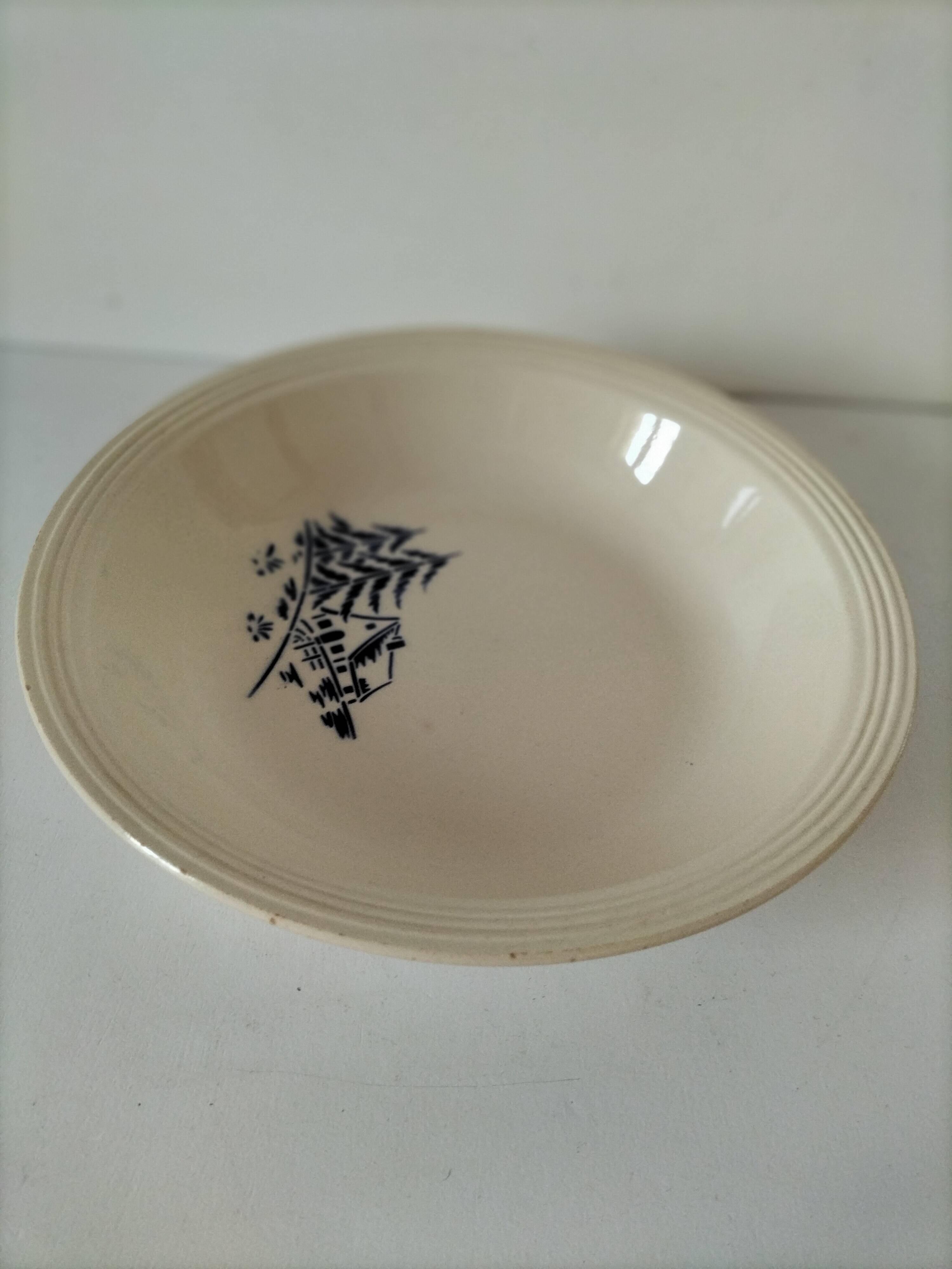 Large Moulin des Loups St Amand Frédéric model dish