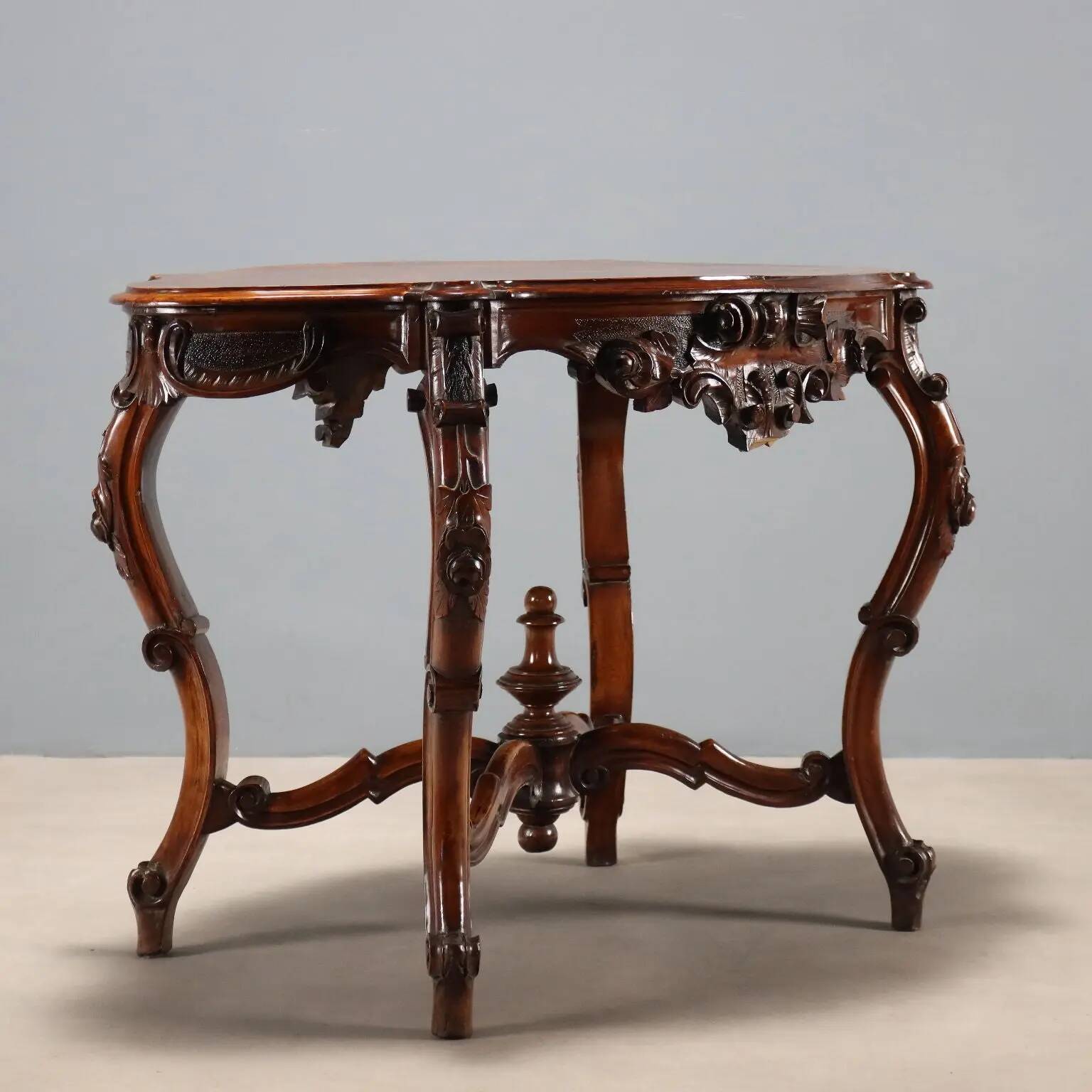 Small antique Louis-Philippe table in walnut, Italy, 19th century.