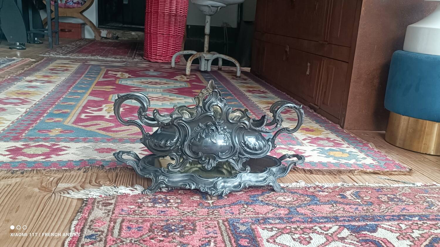 Antique jardinière sur son centre de table ovale, rocailles