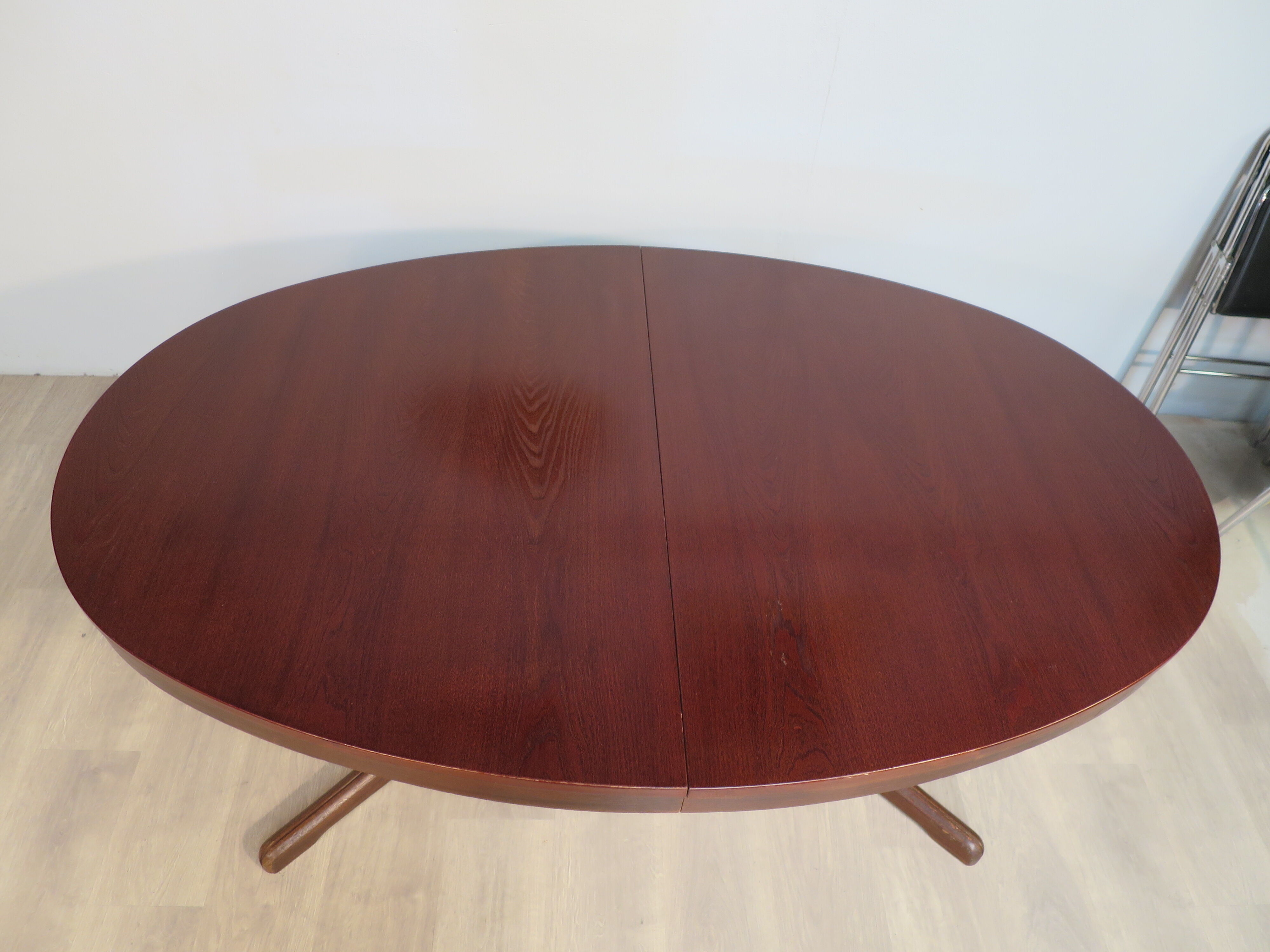Baumann oval table