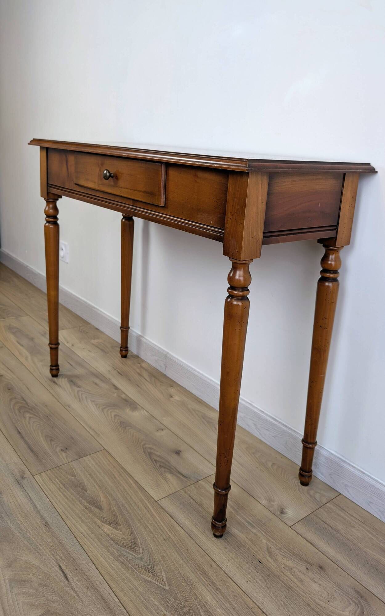 Console in cherry wood with turned legs and drawer – classic charm