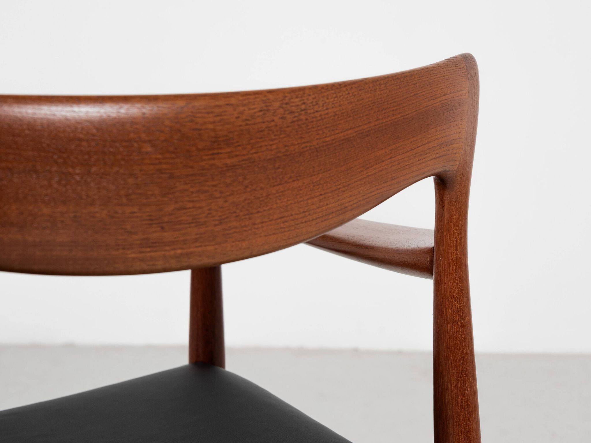 Midcentury Danish chair with armrests in teak and new skai by Arne Vodder for Vamo 1960s