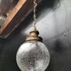 Suspension boule en verre craquelé
