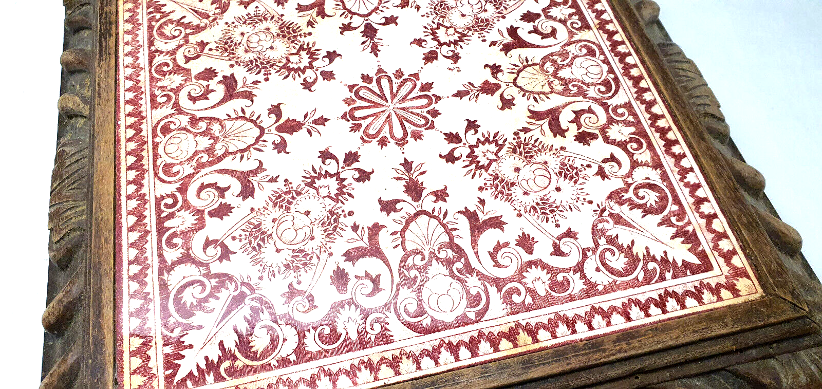 Rug contour wood faience decorated pattern red/bordeaux