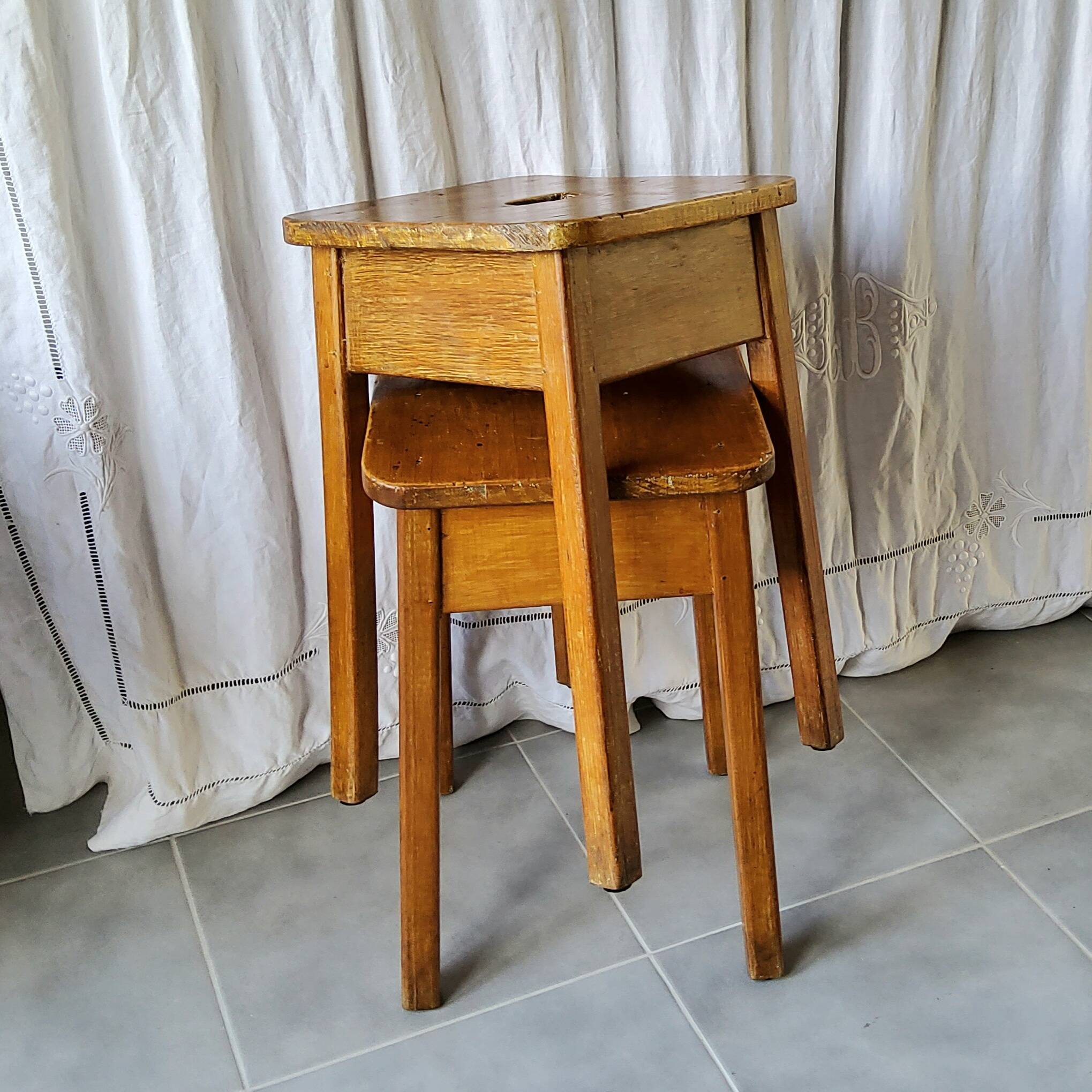 Paire de tabourets de ferme anciens