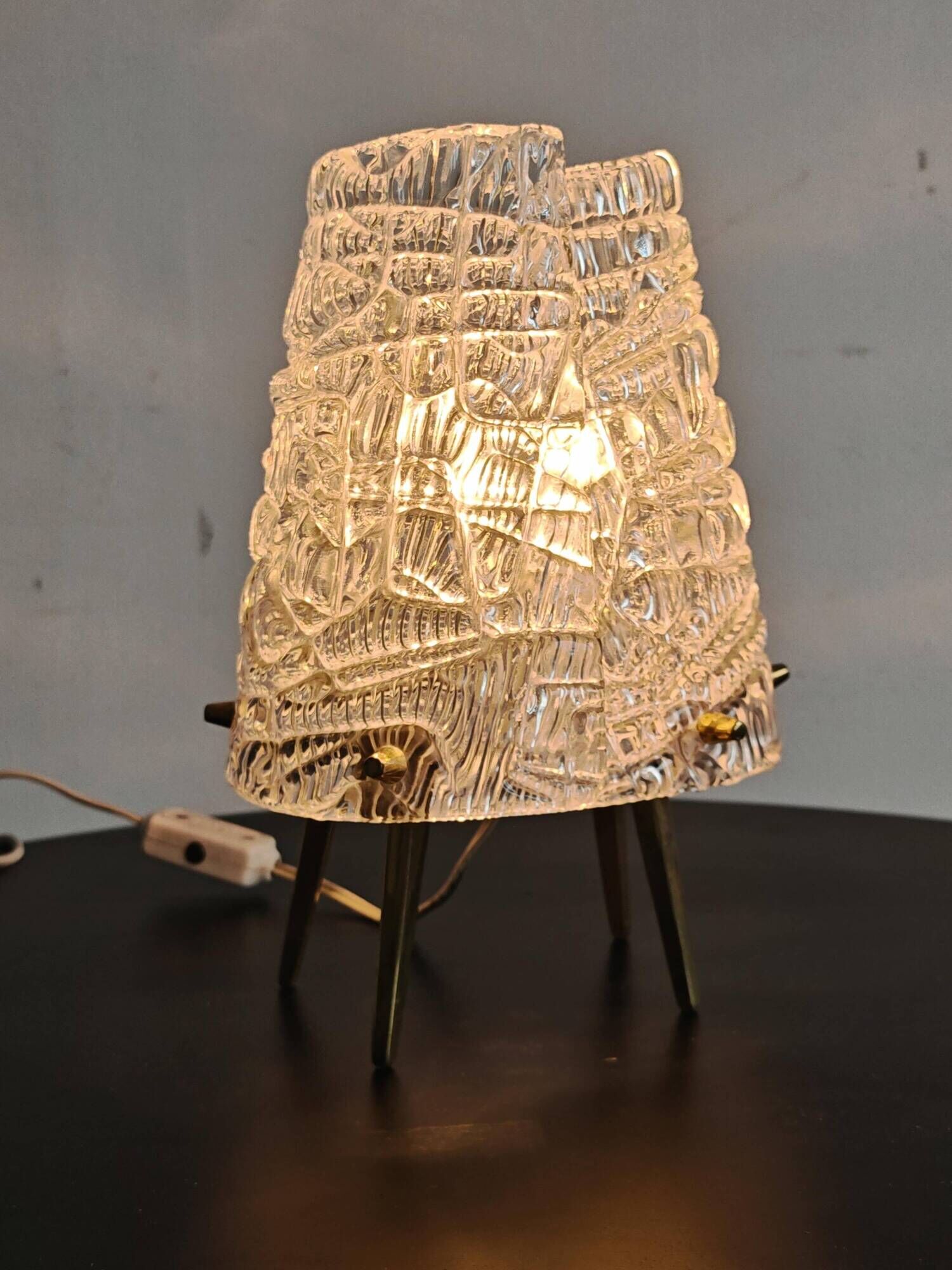 Lampe de table MCM "2/2" par JT. Kalmar en verre texturé et socle en laiton