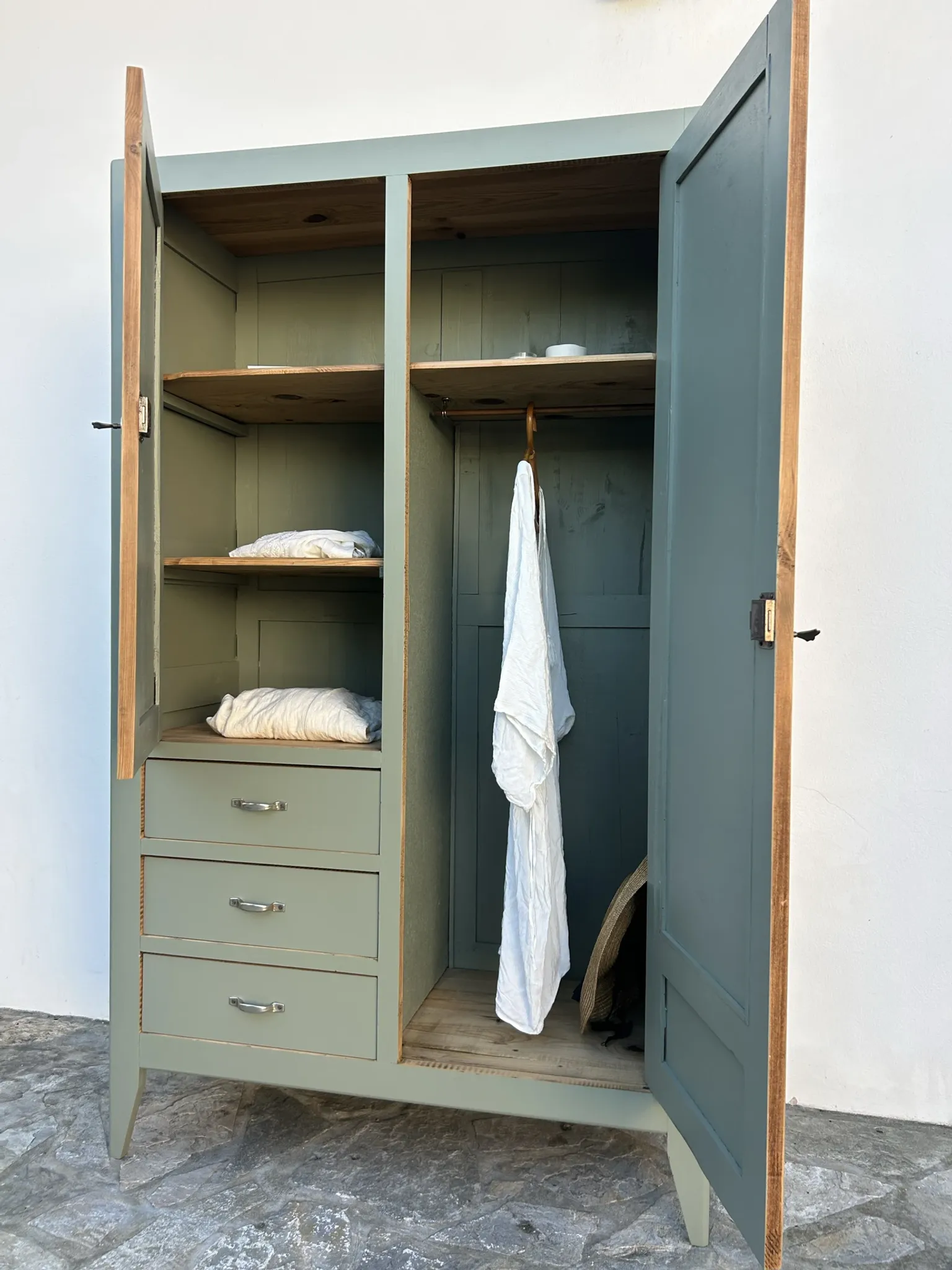 Armoire parisienne 