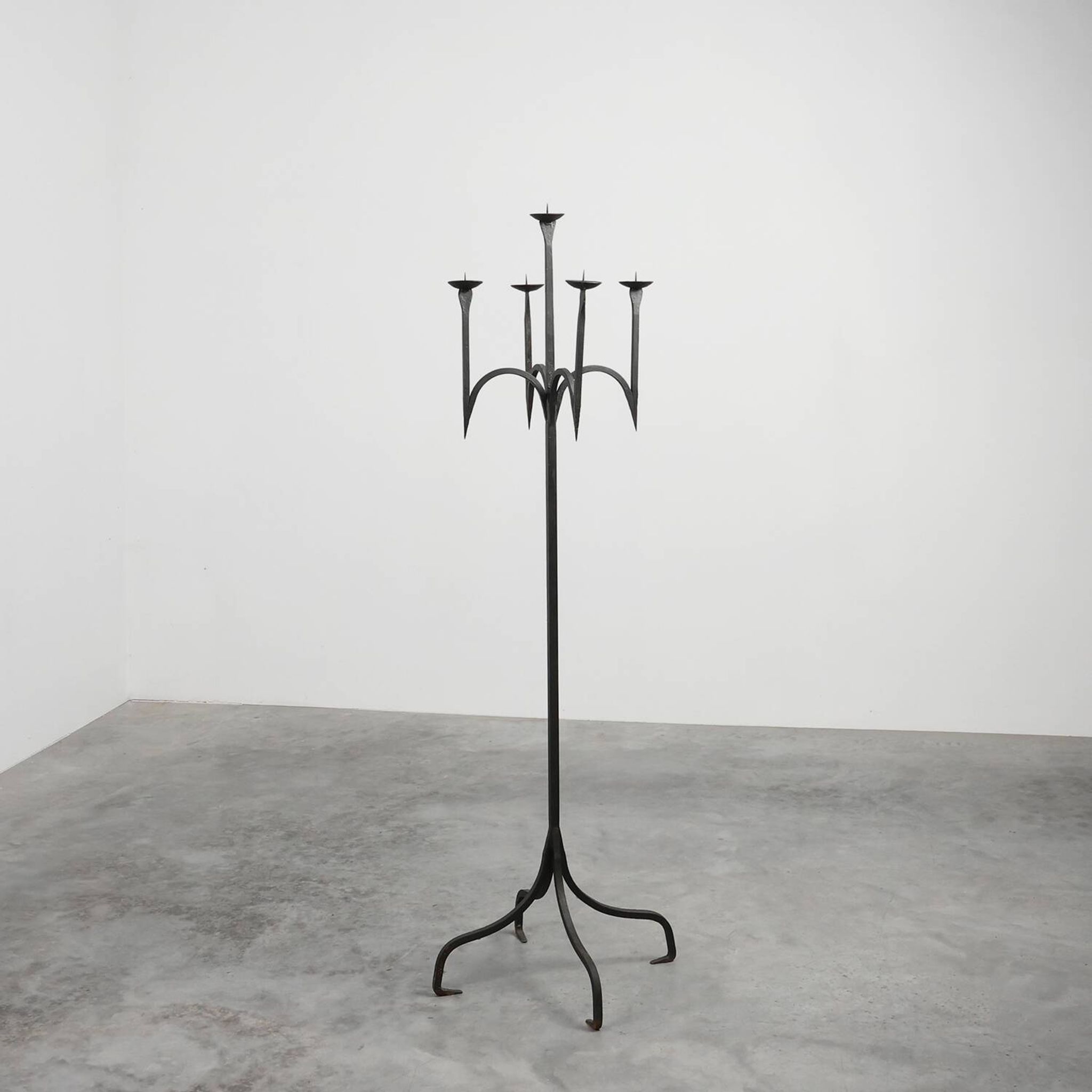 Candelabre en fer forgé néo-gothique, France, 19e siècle