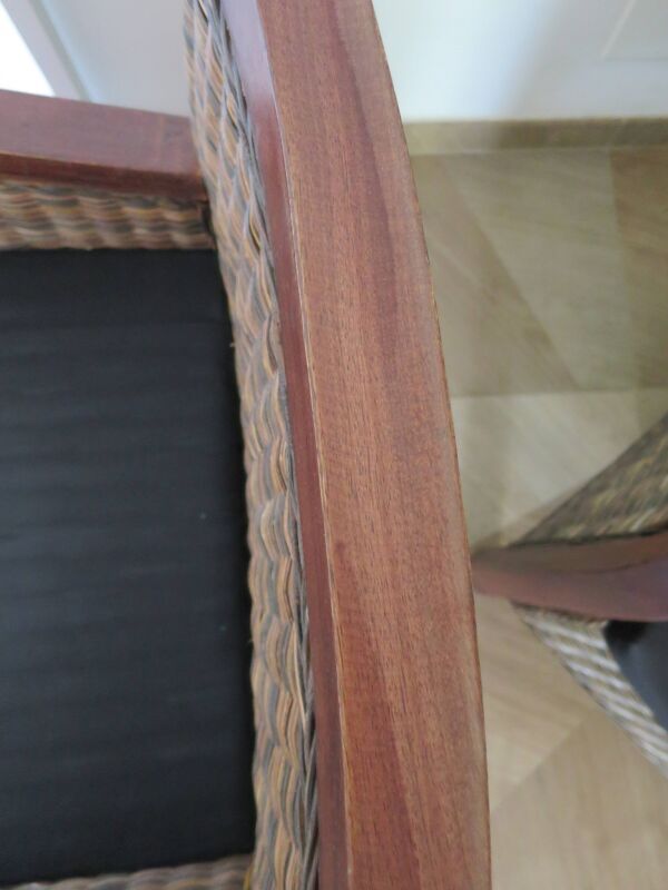 2 fauteuils de style colonial en rotin tressé et bois exotique