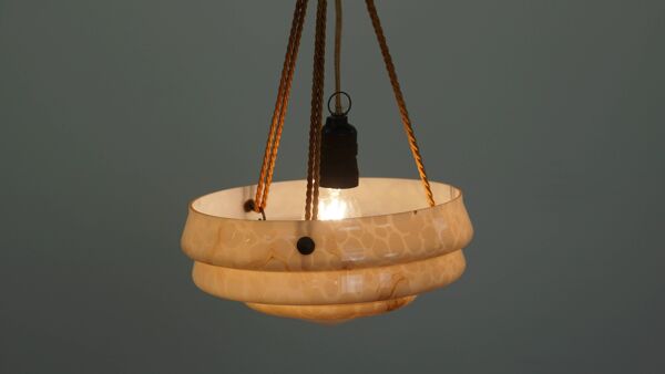Suspension vintage design Art Déco en verre marbré rose tendre