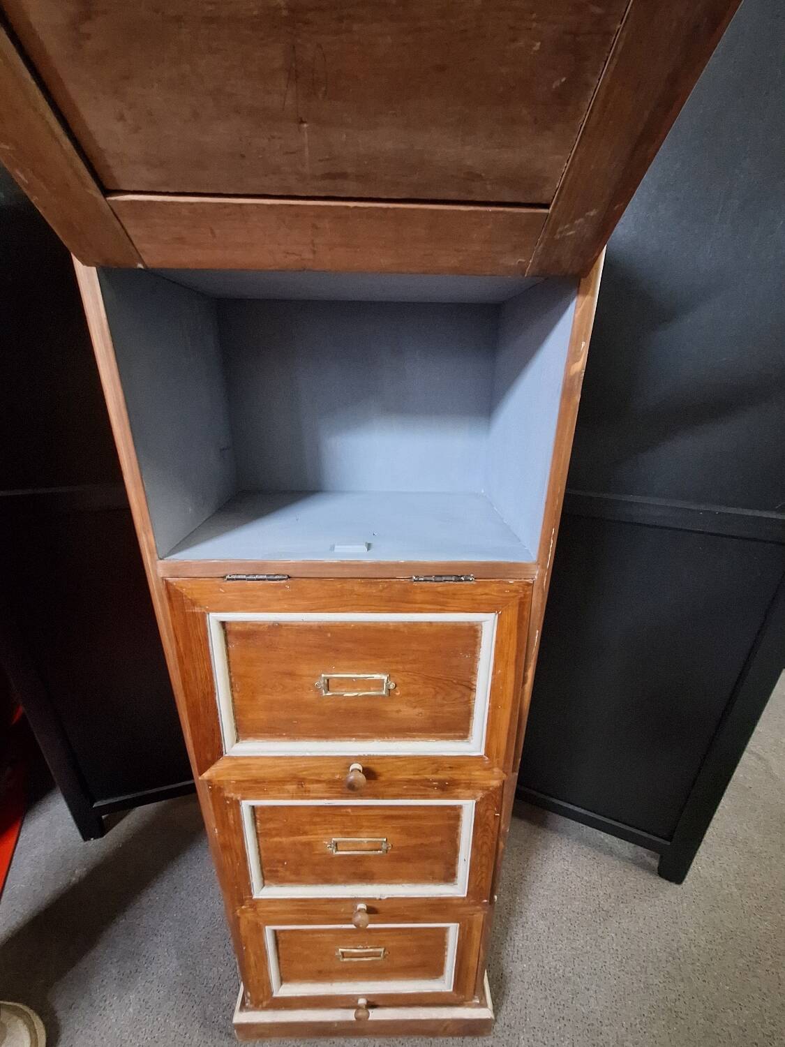 Wooden workshop cabinet with flaps