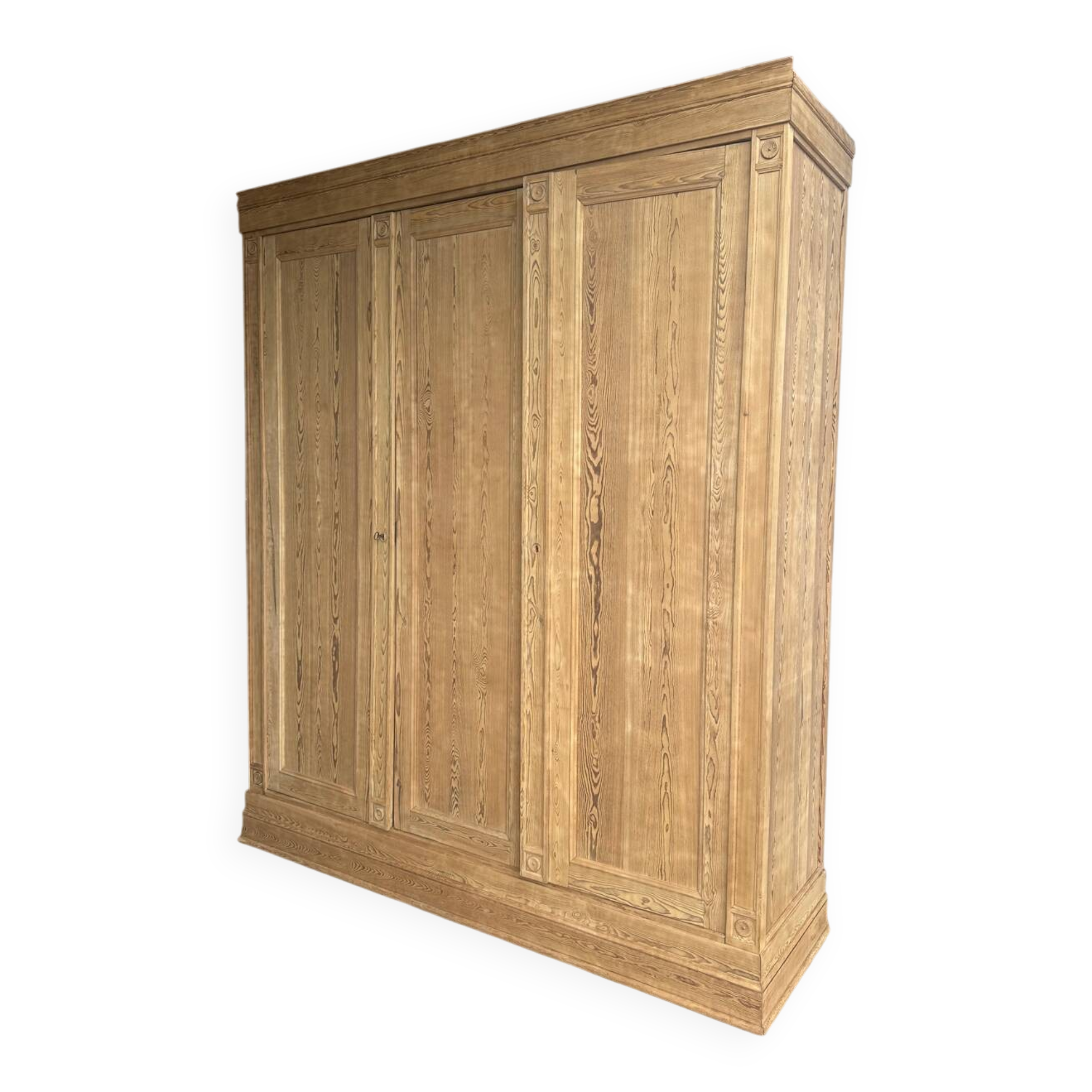 Armoire XXL en pitchpin massif - style Louis Philippe clair