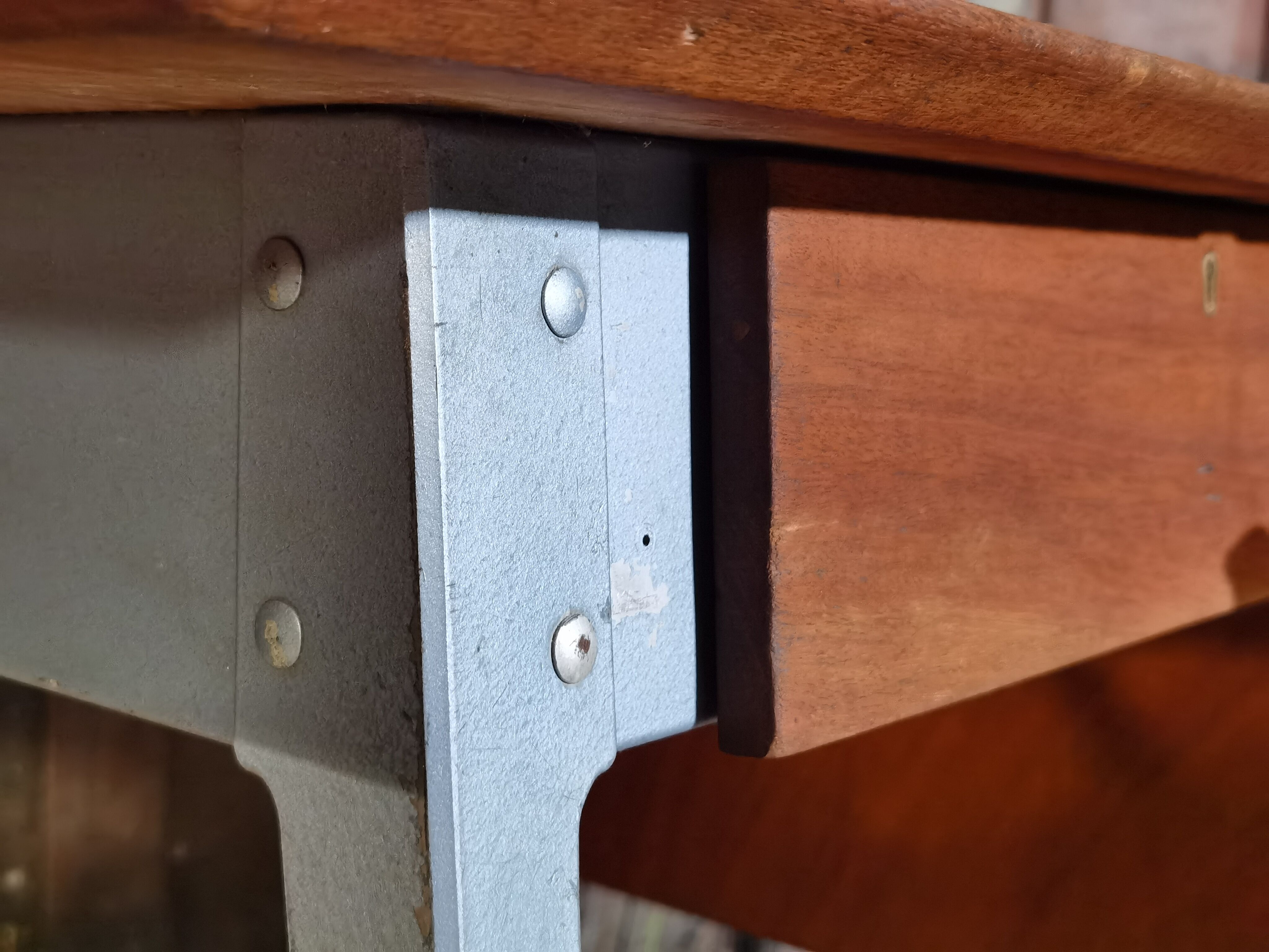 James Léonard's 6212 desk and chair for ESA Esavian