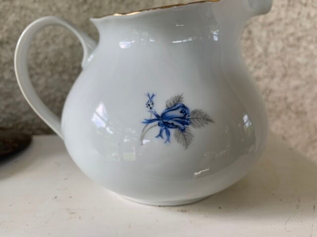 Coffee service in white porcelain pattern pink blue art deco
