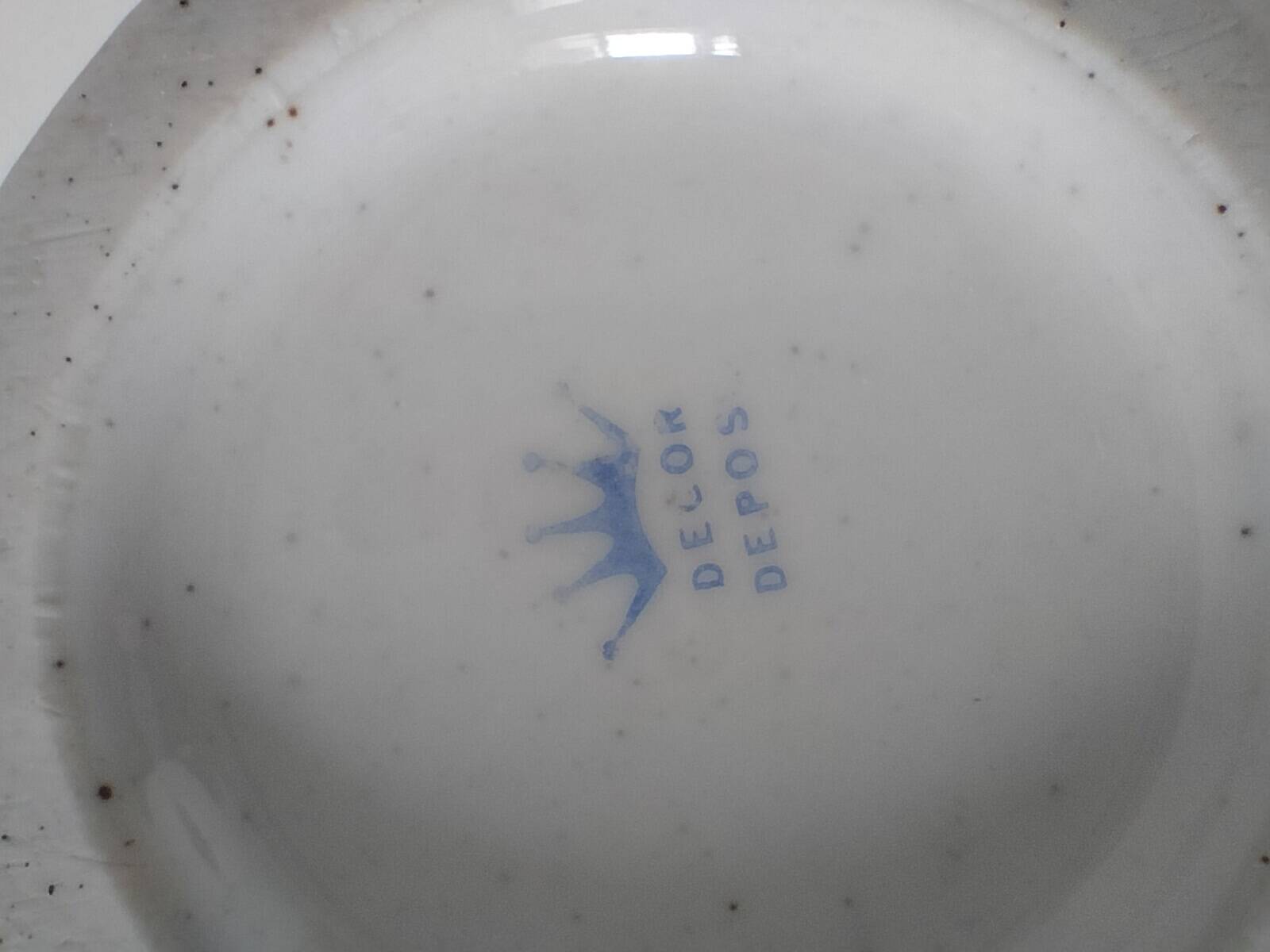 Large light grey speckled earthenware bowl with floral decoration – 1960s–1970s