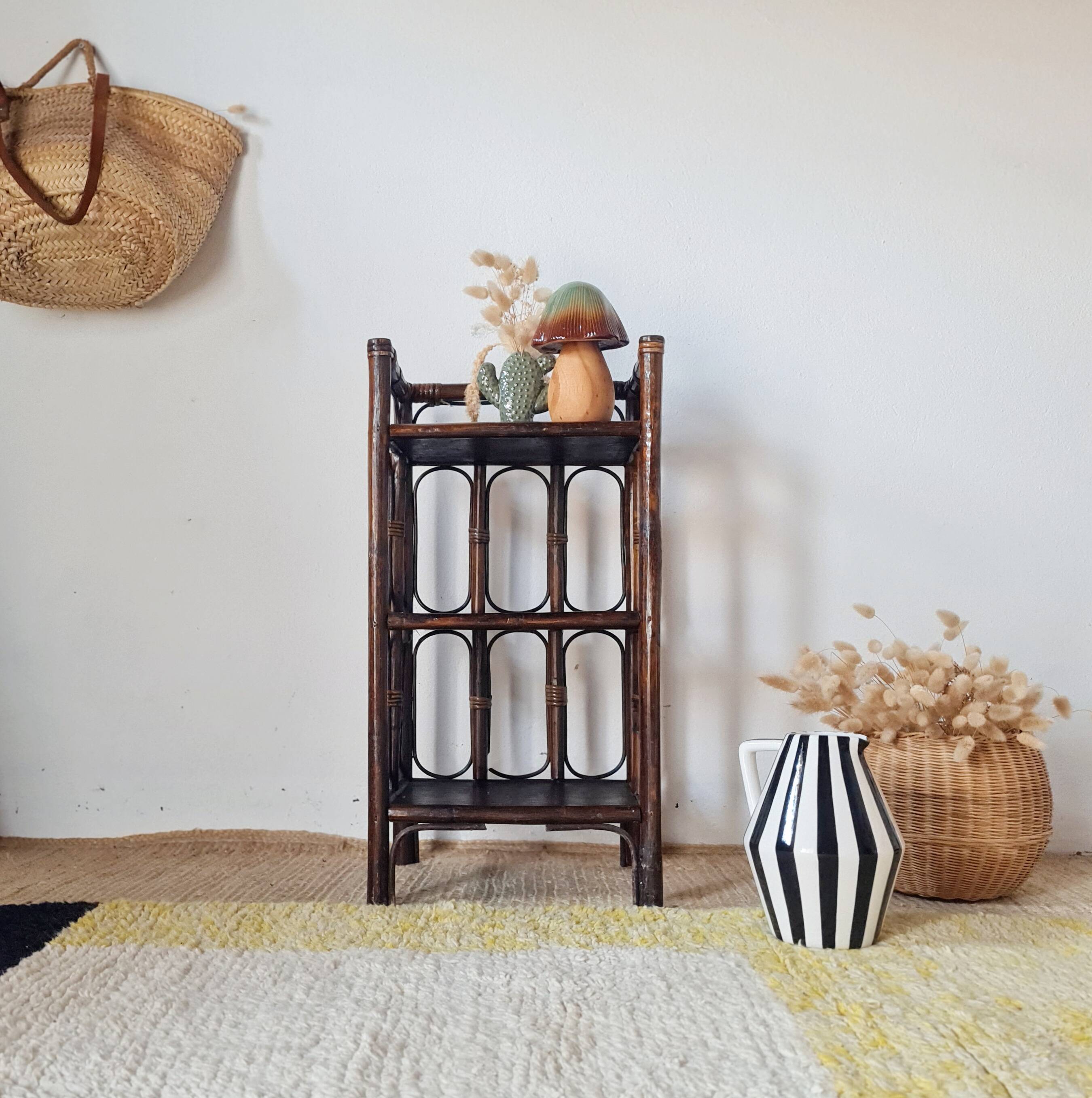 Small antique library in varnished dark oak rattan.