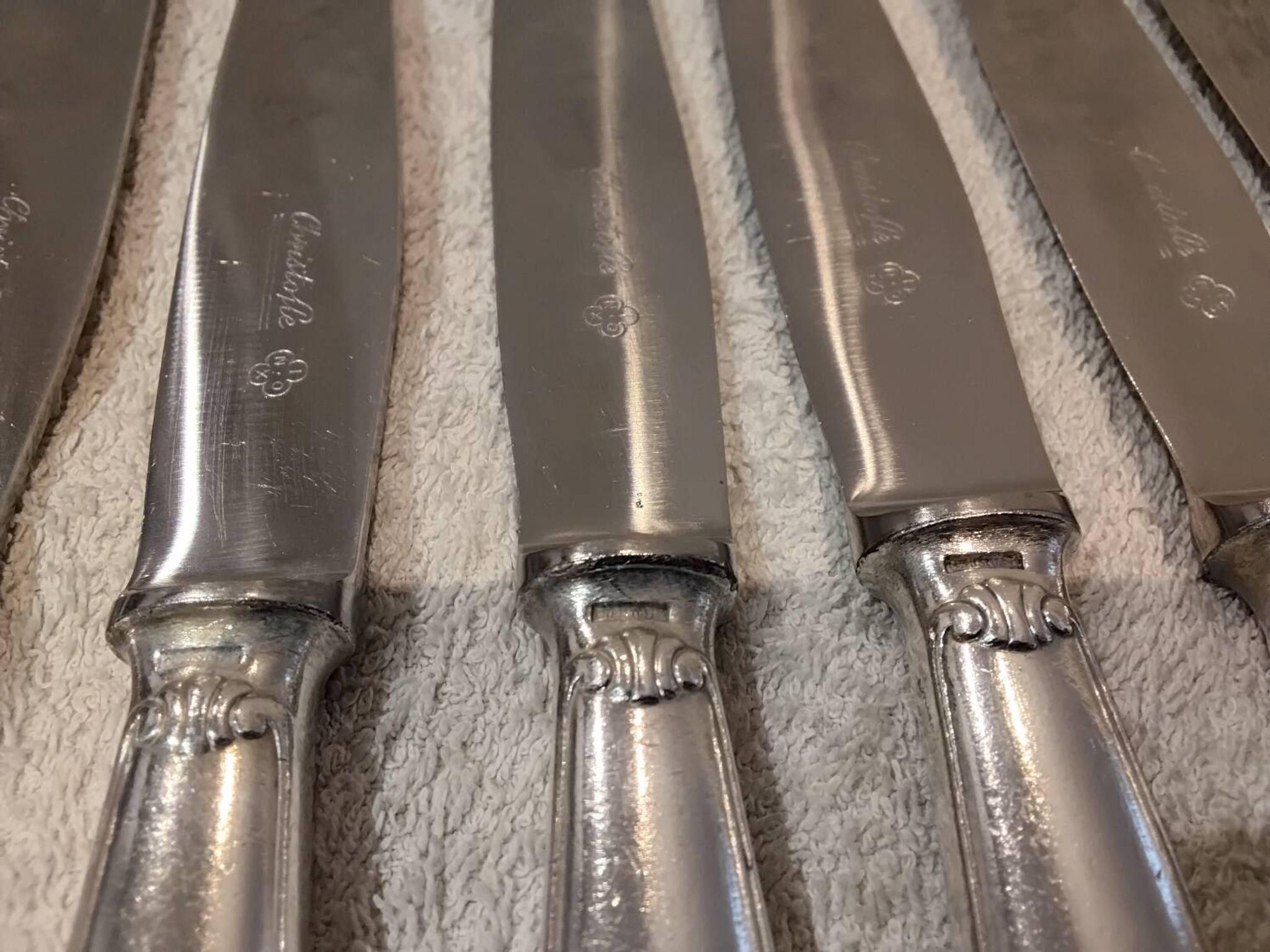 12 silver-plated table knives by Christofle Vendôme, 24.6cm