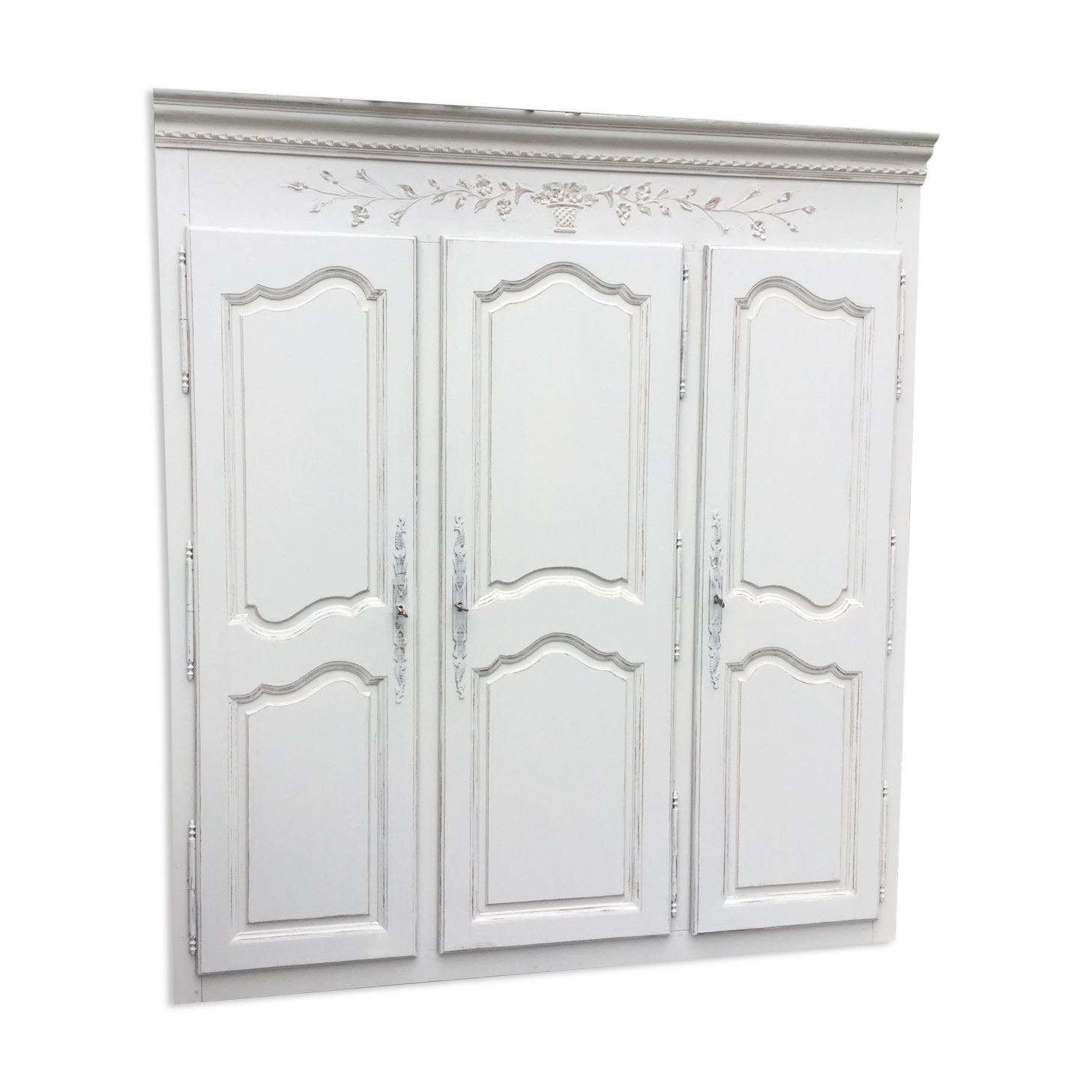 Closet doors with entourage