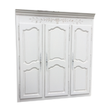 Closet doors with entourage