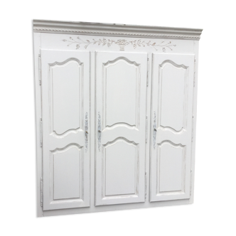 Closet doors with entourage