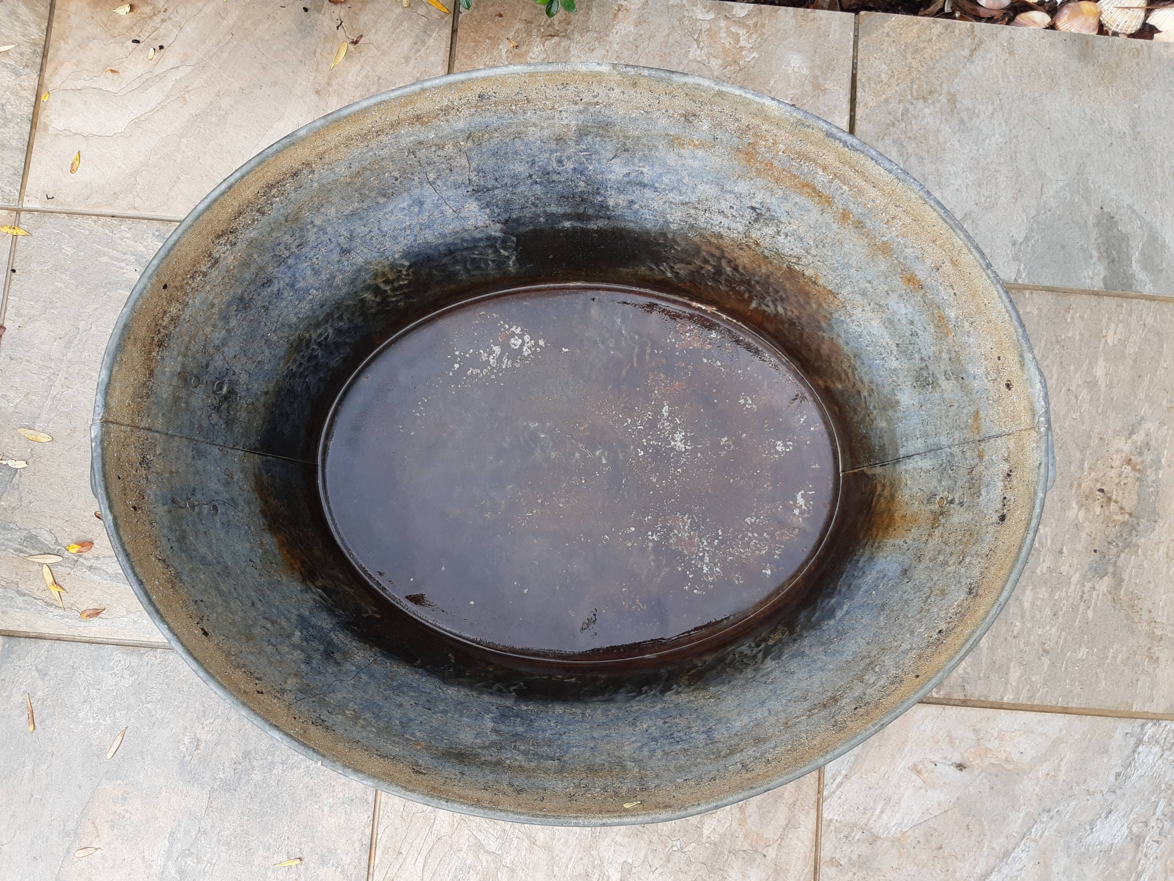 Beautiful and large old basin, 70-litre zinc vat.