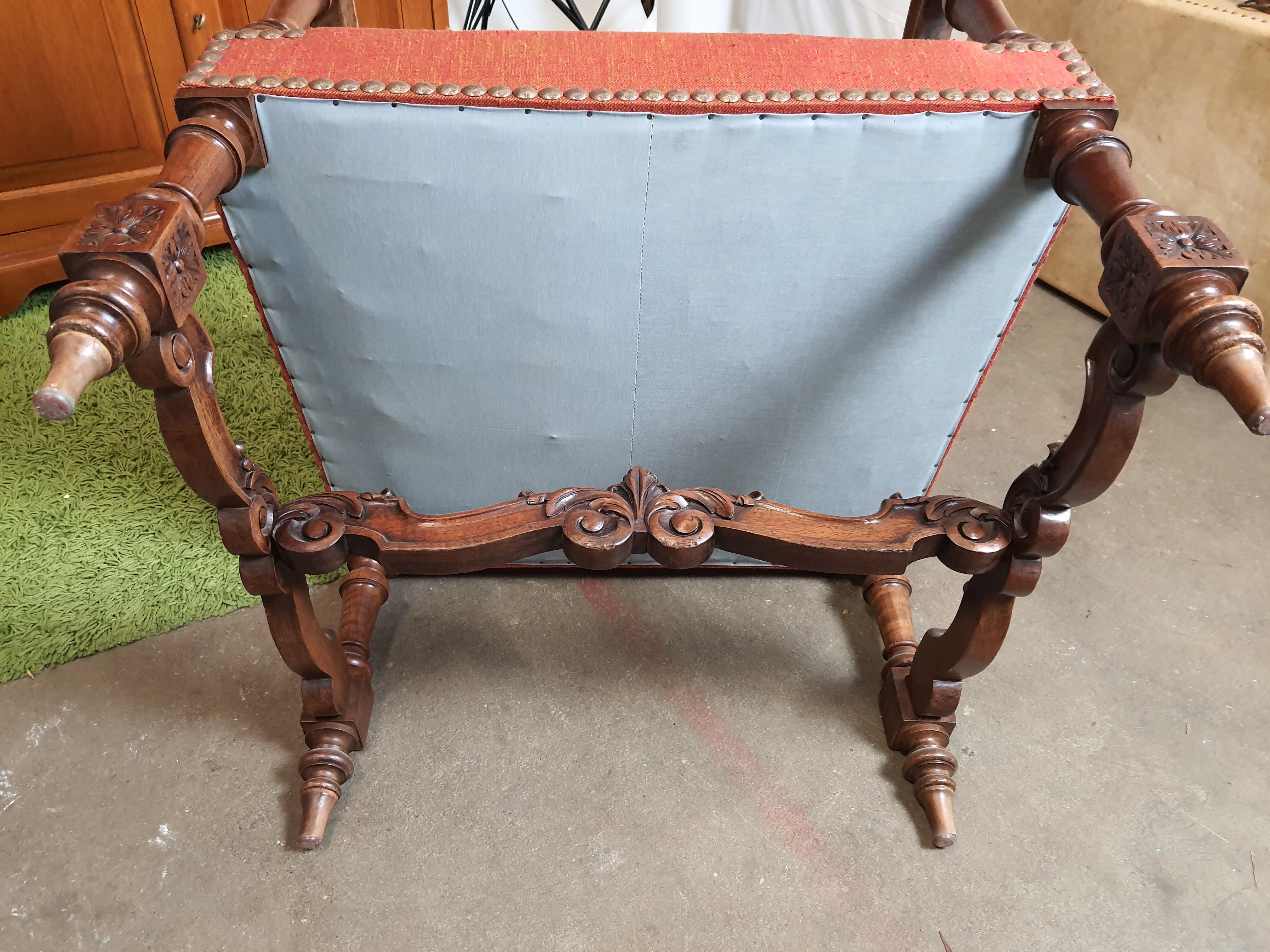 Ancien fauteuil de style bois et tissu décor licorne