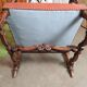 Ancien fauteuil de style bois et tissu décor licorne