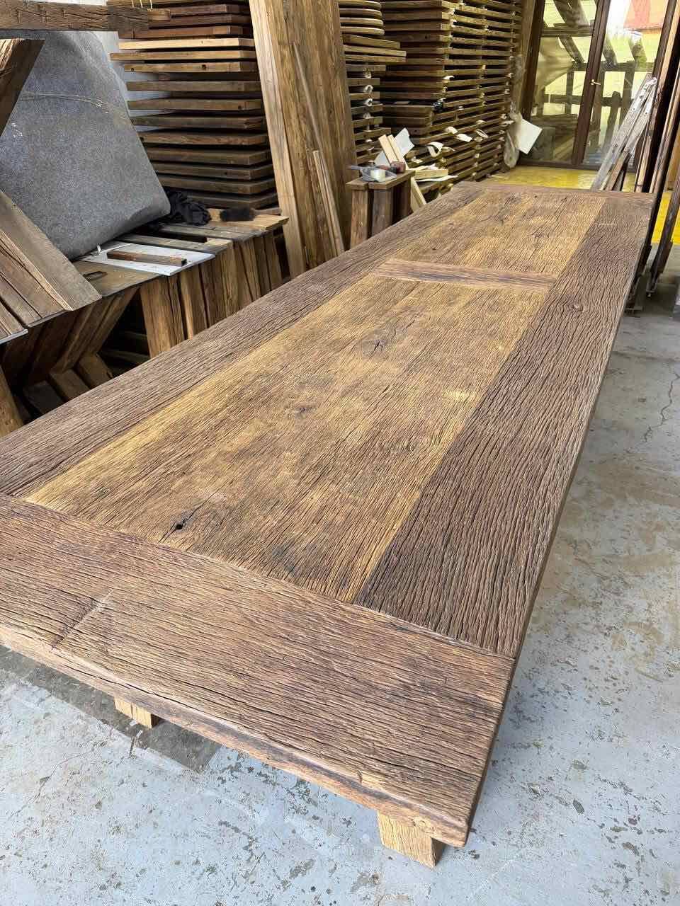 Solid oak table in Provençal style