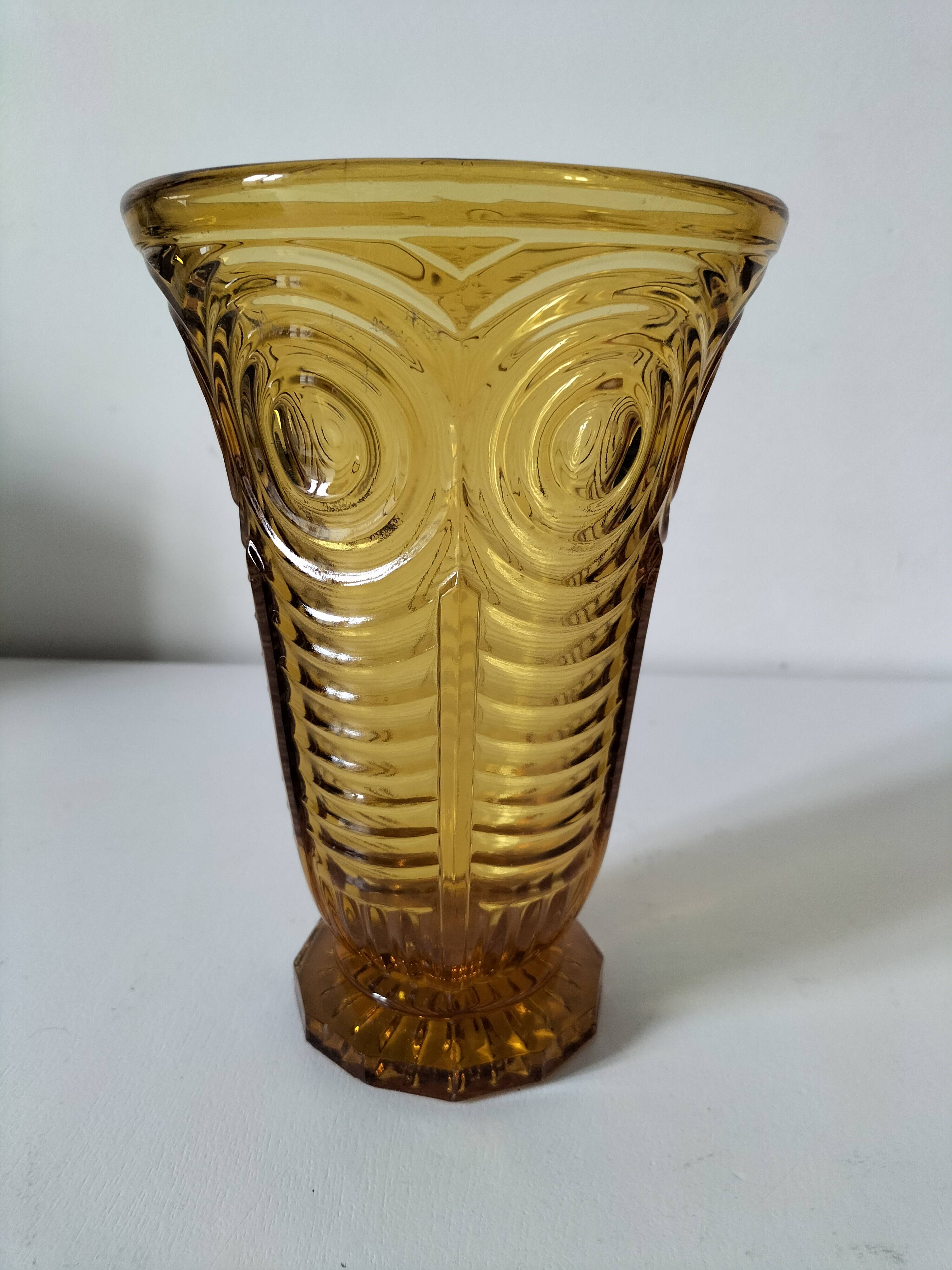 Art Deco vase in molded pressed glass, amber color